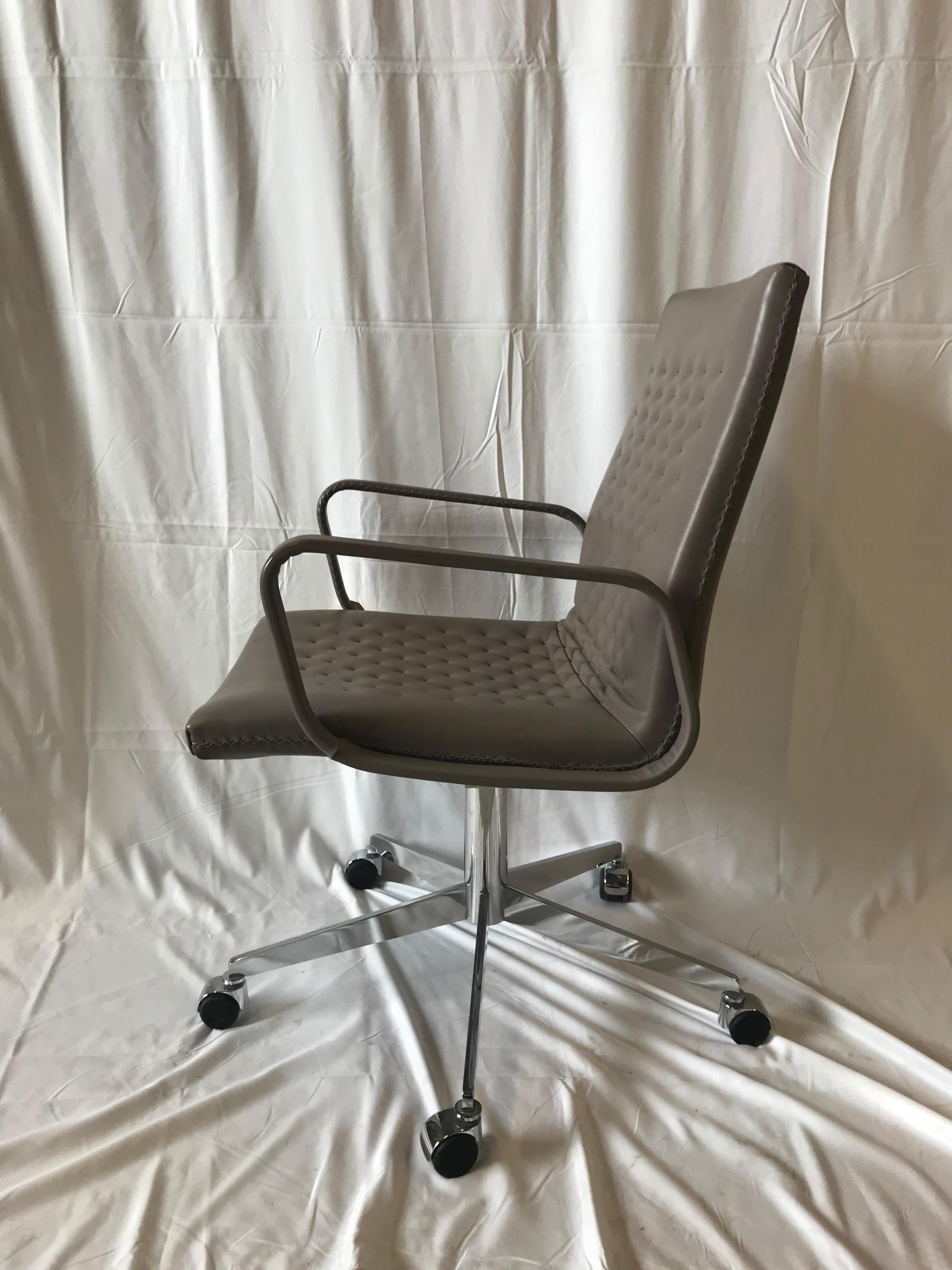 De Sede DS-1051 Conference Chair, Taupe Leather and Chrome Base In Excellent Condition In Vancouver, BC