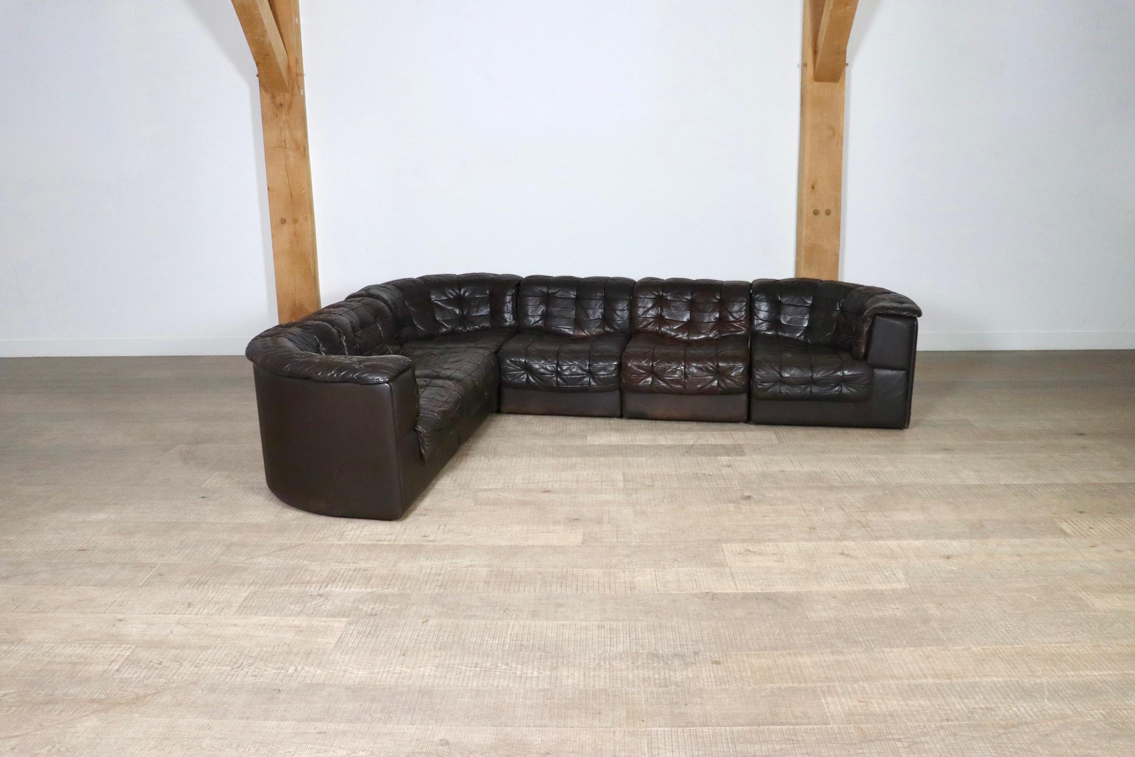 De Sede DS 11 modulares Sofa in dunkelbraunem Patchwork-Leder, 1970er Jahre. Dieses Set besteht aus sechs Elementen, von denen zwei mit einer Armlehne ausgestattet sind. De Sede ist berühmt für seine hohe Qualität, wofür dieses Sofa das perfekte