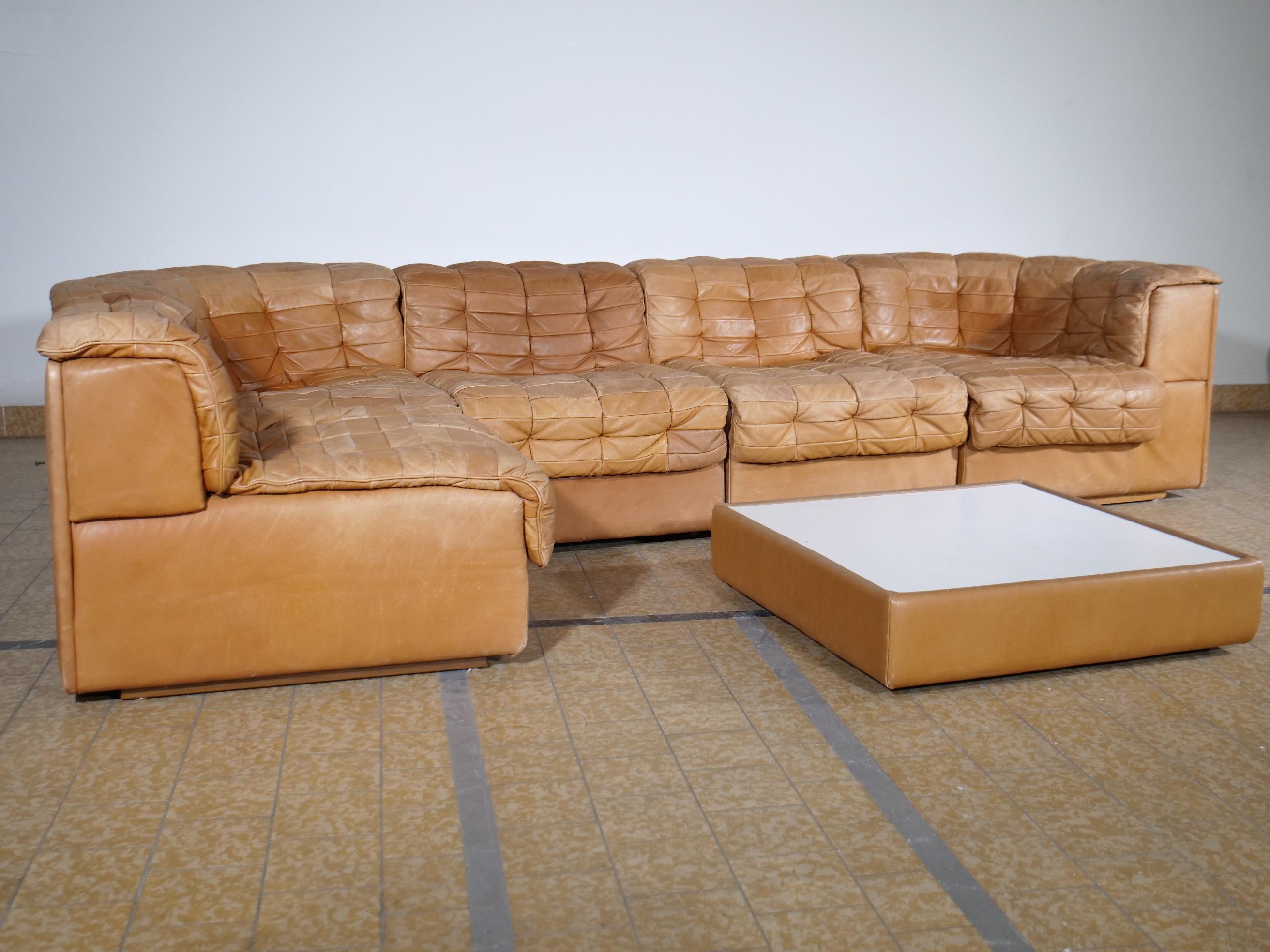 Modulares Sofa von De Sede. Das Model DS 11 lässt sich modular stellen. Dank der zwei Eckteile sowie die drei geraden Teile ist nahezu jede Kombination möglich. Der Bezug ist der original Patchwork Leder Bezug aus den 70er Jahren. Das Leder hat