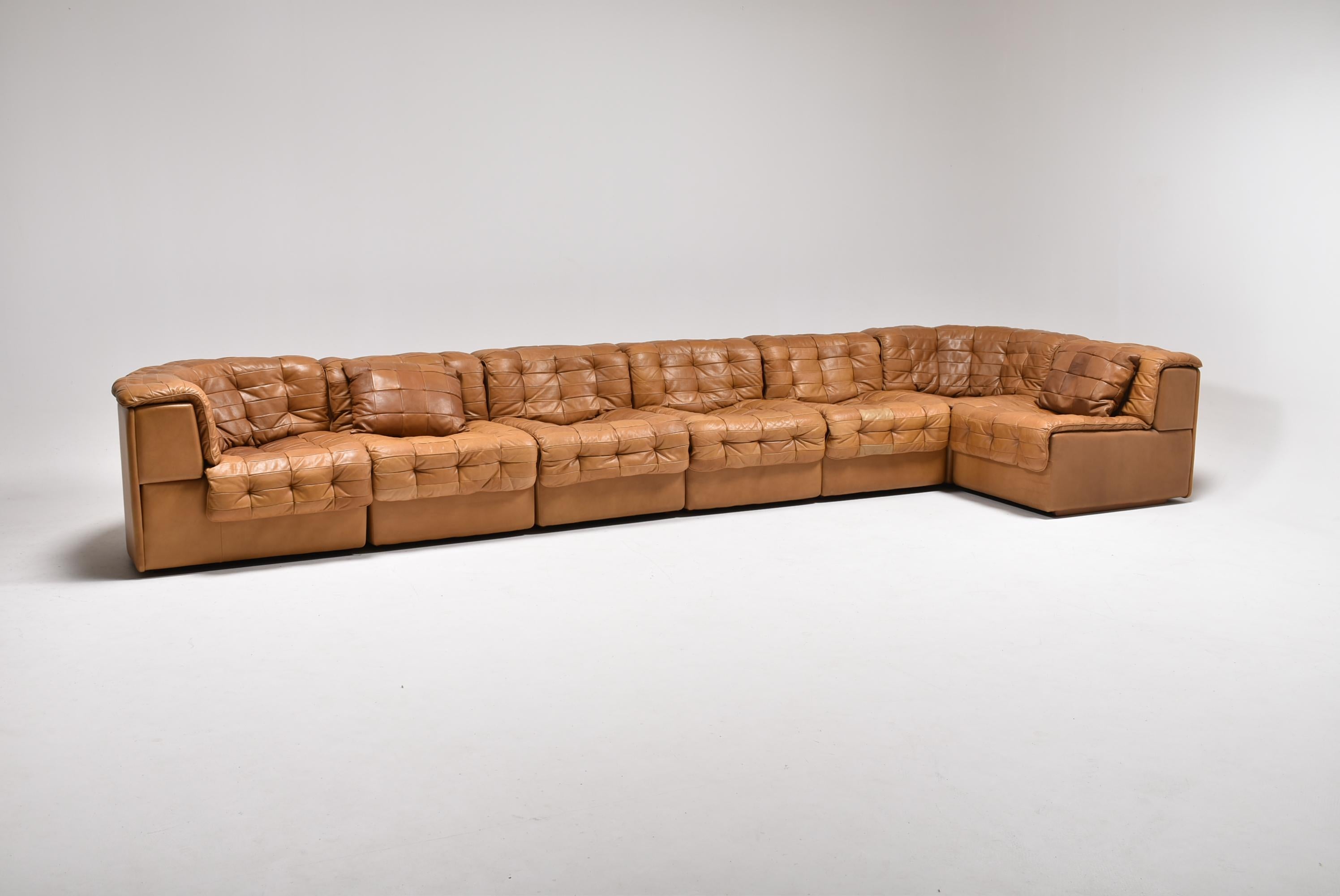 This DS11 patchwork sofa from the famous Swiss De Sede manufacture is in exceptional condition.
The patchwork seats give a sophisticated and cozy appearance.
This sofa it is composed of five normal modules, and two corners.
The modules can be