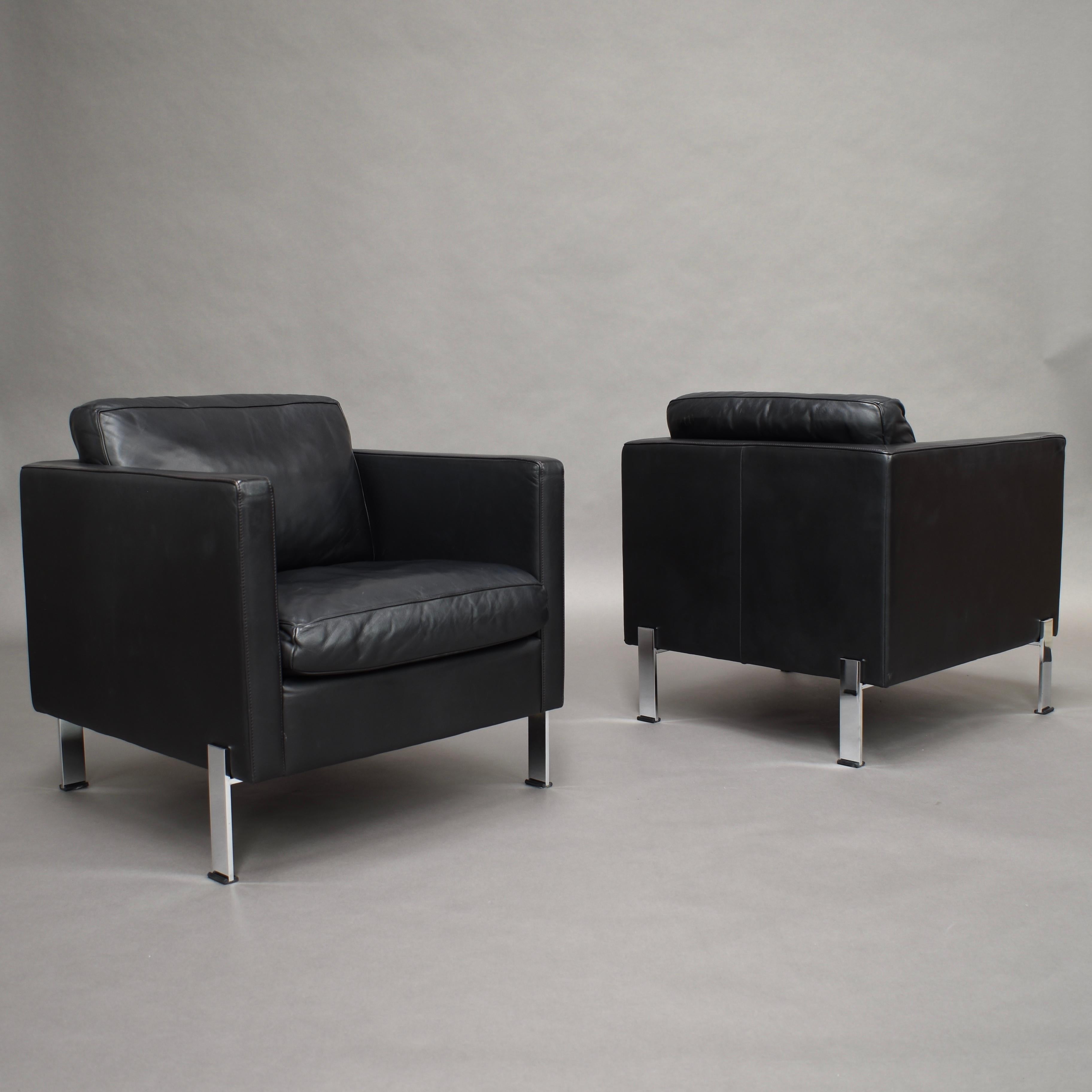 Sophisticated pair of black leather arm lounge chairs by De Sede model ds-118 - Switzerland. 
De Sede only manufactures with the highest quality leather and other materials.

Designer: De Sede Design Team
Manufacturer: De Sede
Country: