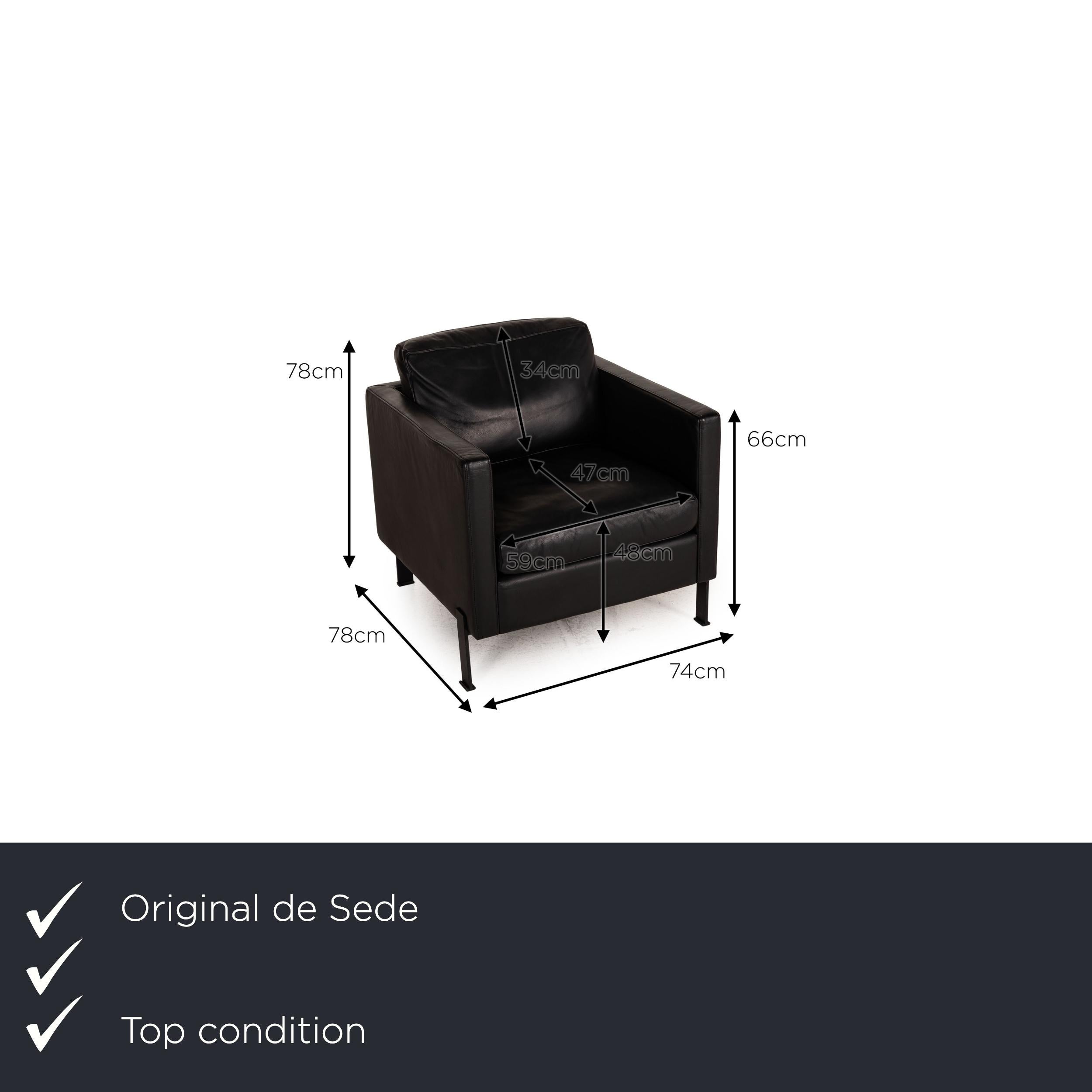 We present to you a De Sede DS 118 leather armchair black.

Product measurements in centimeters:

depth: 78
width: 74
height: 78
seat height: 48
rest height: 66
seat depth: 47
seat width: 59
back height: 34.

 