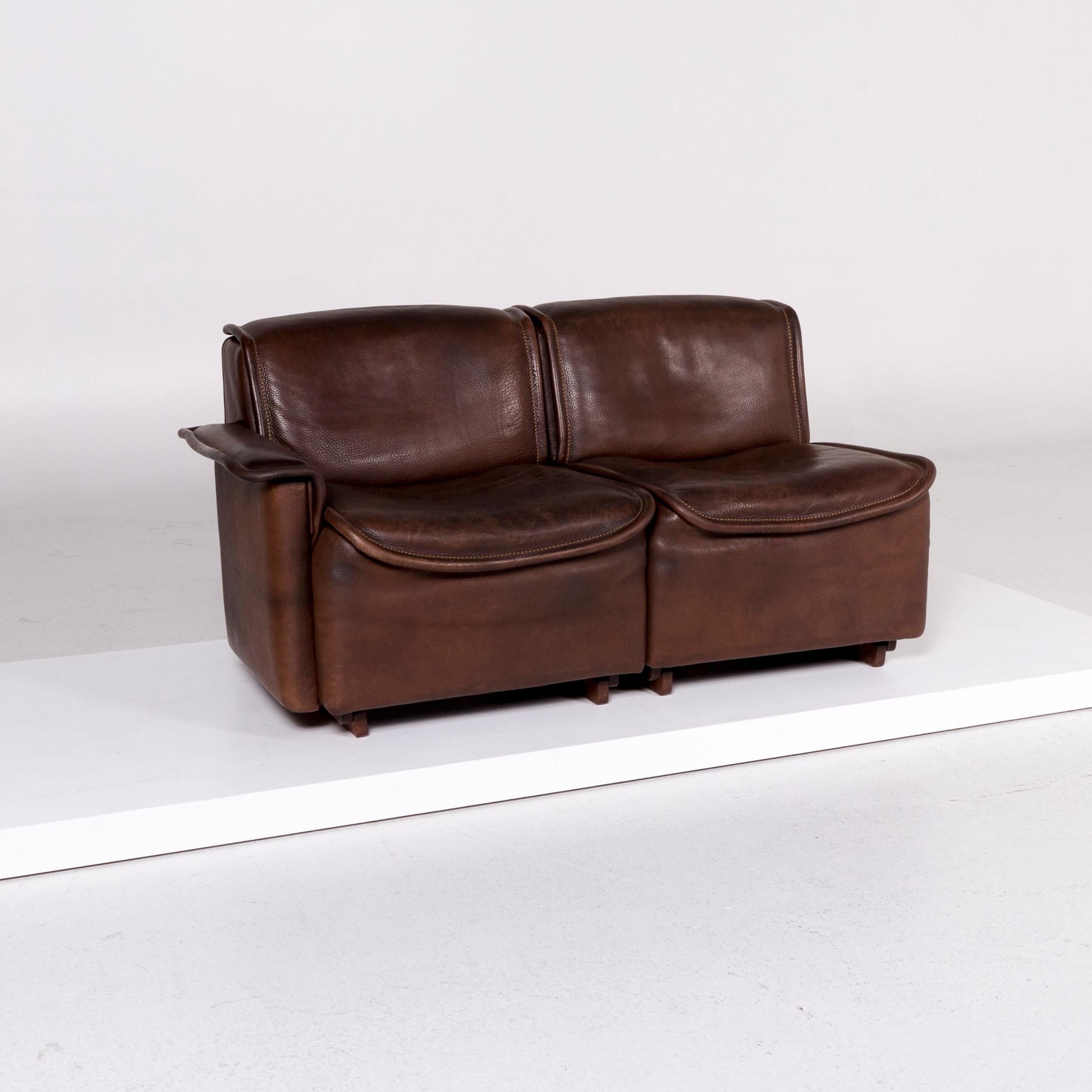 We bring to you a de Sede DS 12 leather sofa brown two-seat couch.


 Product measurements in centimeters:
 

Depth 81
Width 141
Height 73
Seat-height 43
Rest-height 53
Seat-depth 52
Seat-width 141
Back-height 31.
 