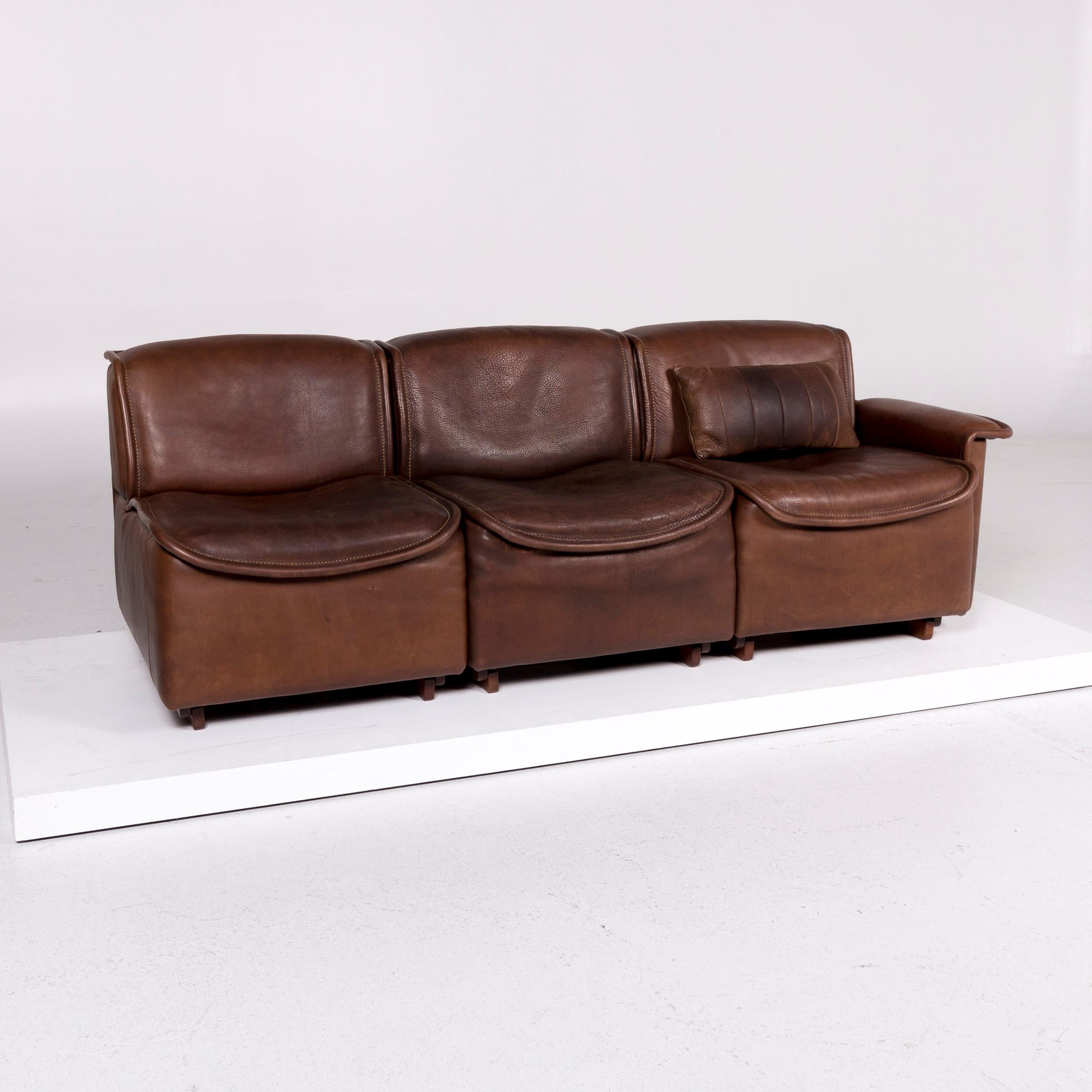 We bring to you a de Sede DS 12 leather sofa set Braun 1 three-seat 1 two-seat couch.
 

 Product measurements in centimeters:
 

Depth 81
Width 204
Height 73
Seat-height 43
Rest-height 53
Seat-depth 52
Seat-width 204
Back-height 31.
 