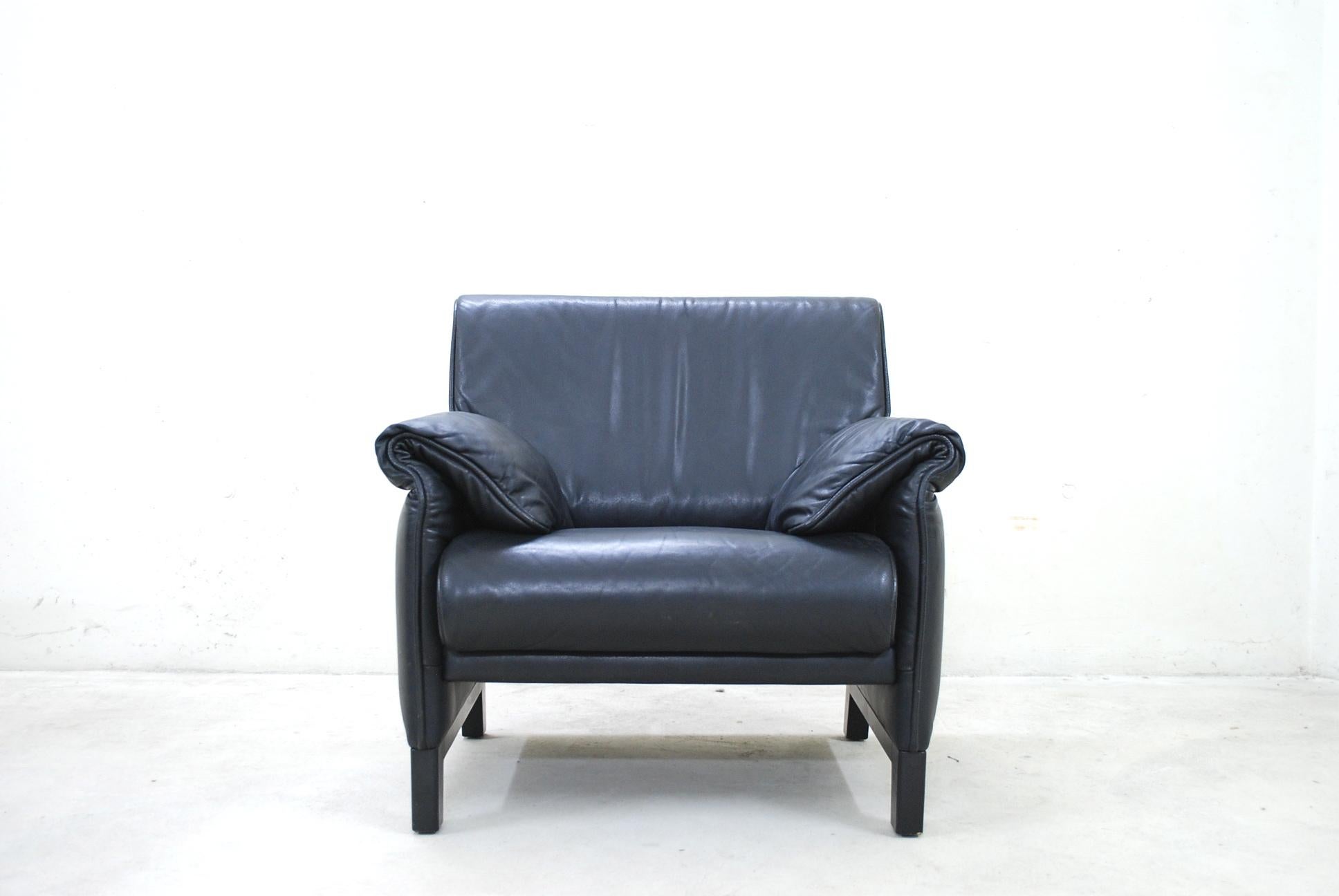 De Sede model DS 14 leather armchair
Black aniline leather.
The legs were made of black lacquered wood.

 


.