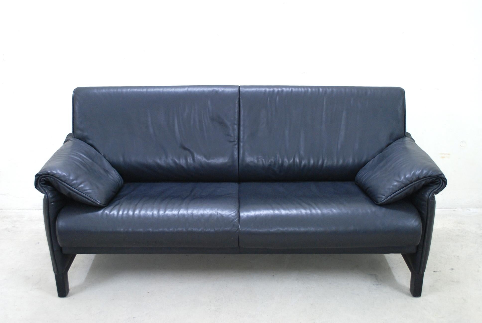 De Sede model DS 14 leather sofa.
Black aniline leather.
The legs were made of black lacquered wood.

We also had an armchair that fits well to this sofa.


 