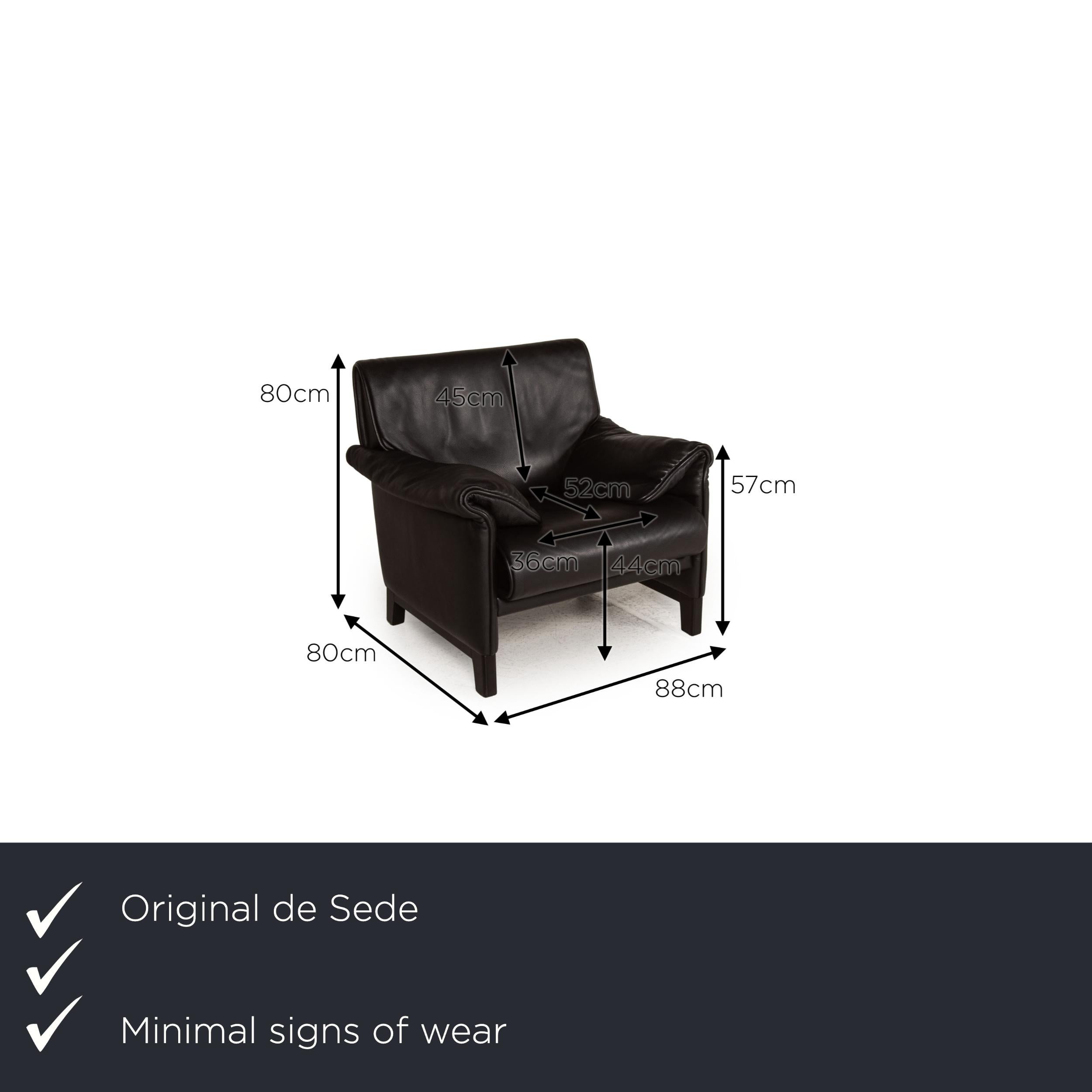 We present to you a De Sede DS 14 leather armchair black.

Product measurements in centimeters:

depth: 80
width: 88
height: 80
seat height: 44
rest height: 57
seat depth: 52
seat width: 36
back height: 45.


 