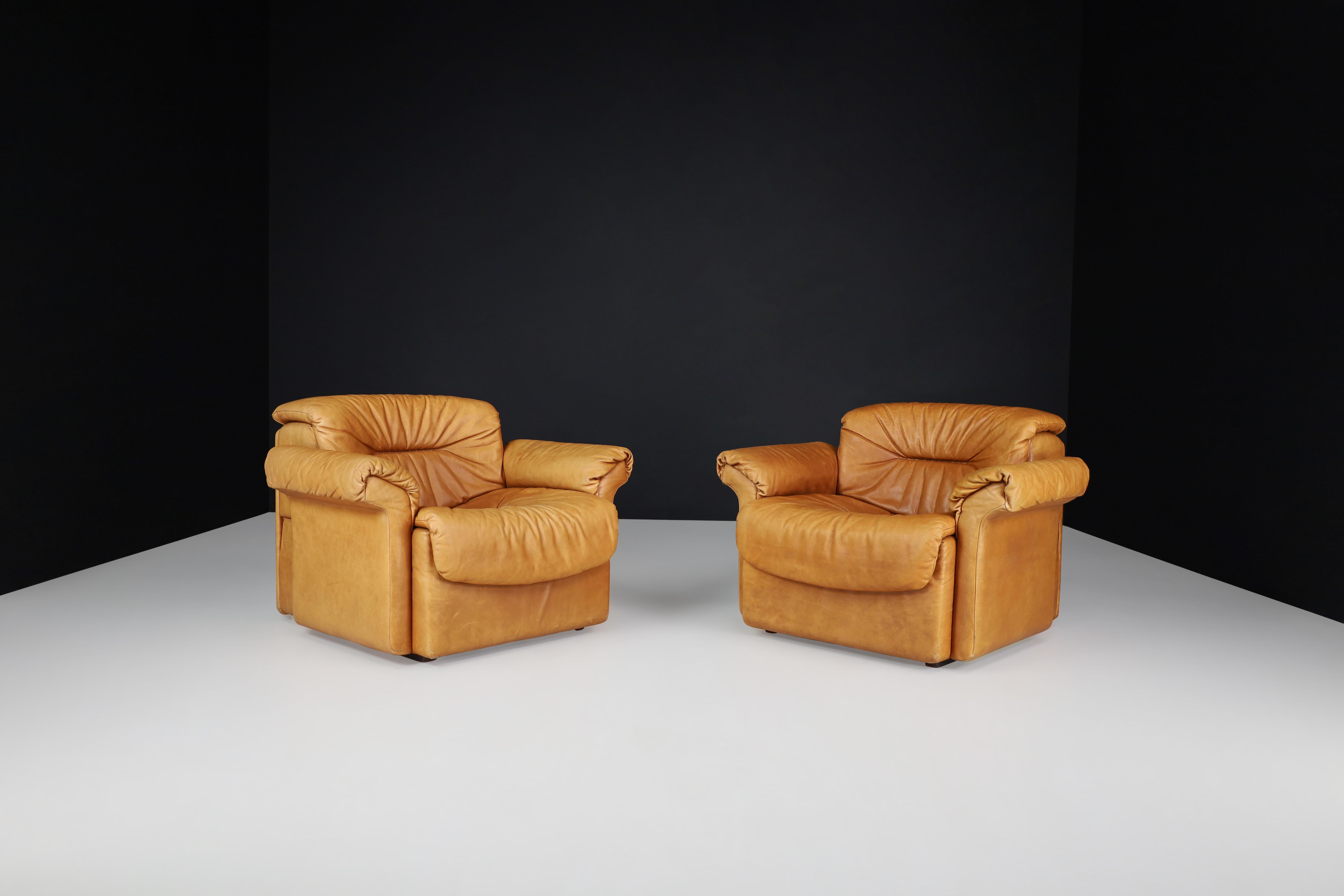 De Sede DS 14 lounge chairs in patinated cognac leather, Switzerland 1970s

These robust patinated De Sede lounge chairs ensure ultimate comfort and building quality with their solid wooden frame and thick hand-stitched leather upholstery. Nice