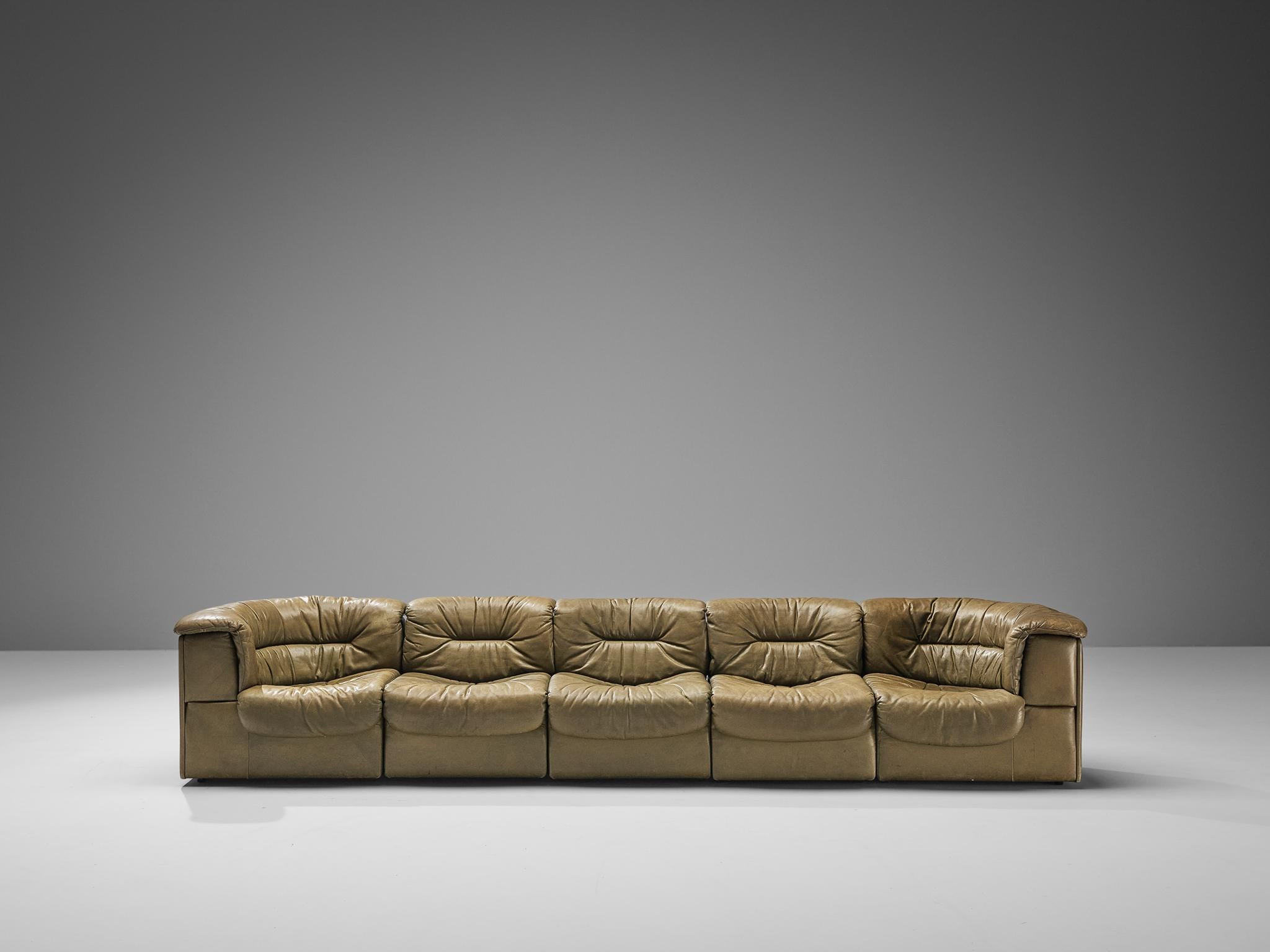De Sede 'DS-14' Modular Sofa in Patinated Olive Green Leather In Good Condition In Waalwijk, NL