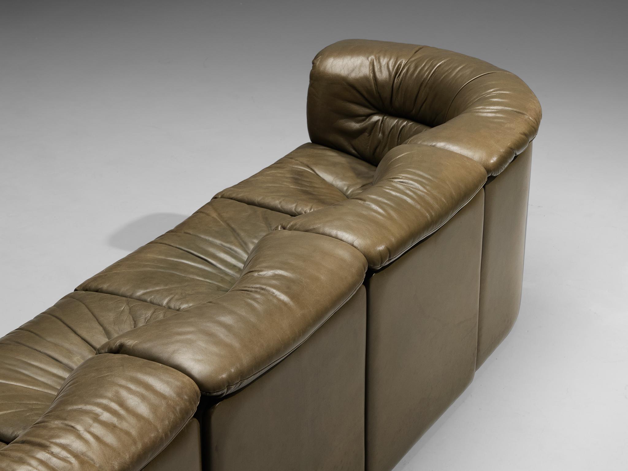 De Sede 'DS-14' Modular Sofa in Patinated Olive Green Leather For Sale 1