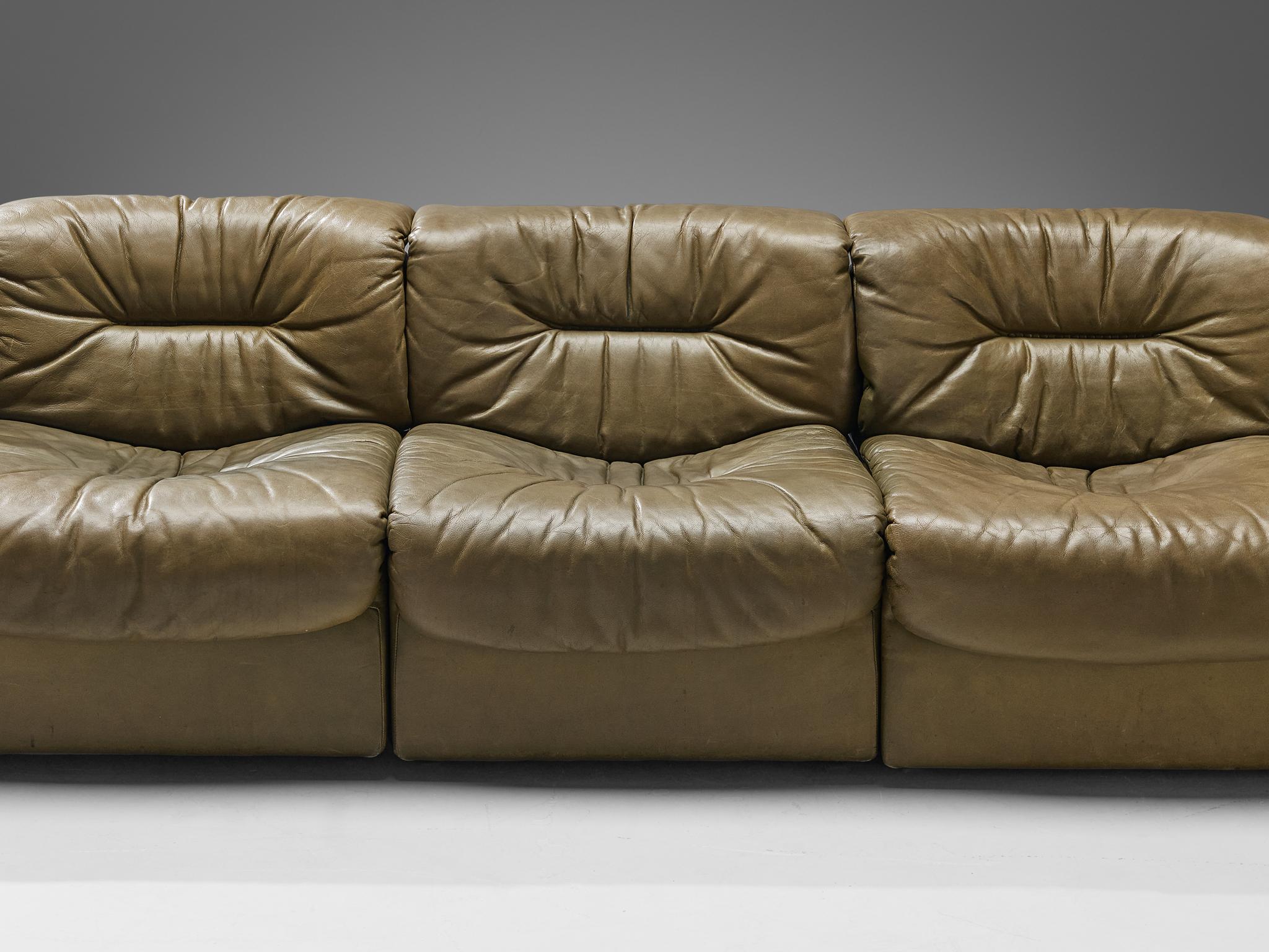 De Sede 'DS-14' Modular Sofa in Patinated Olive Green Leather For Sale 2