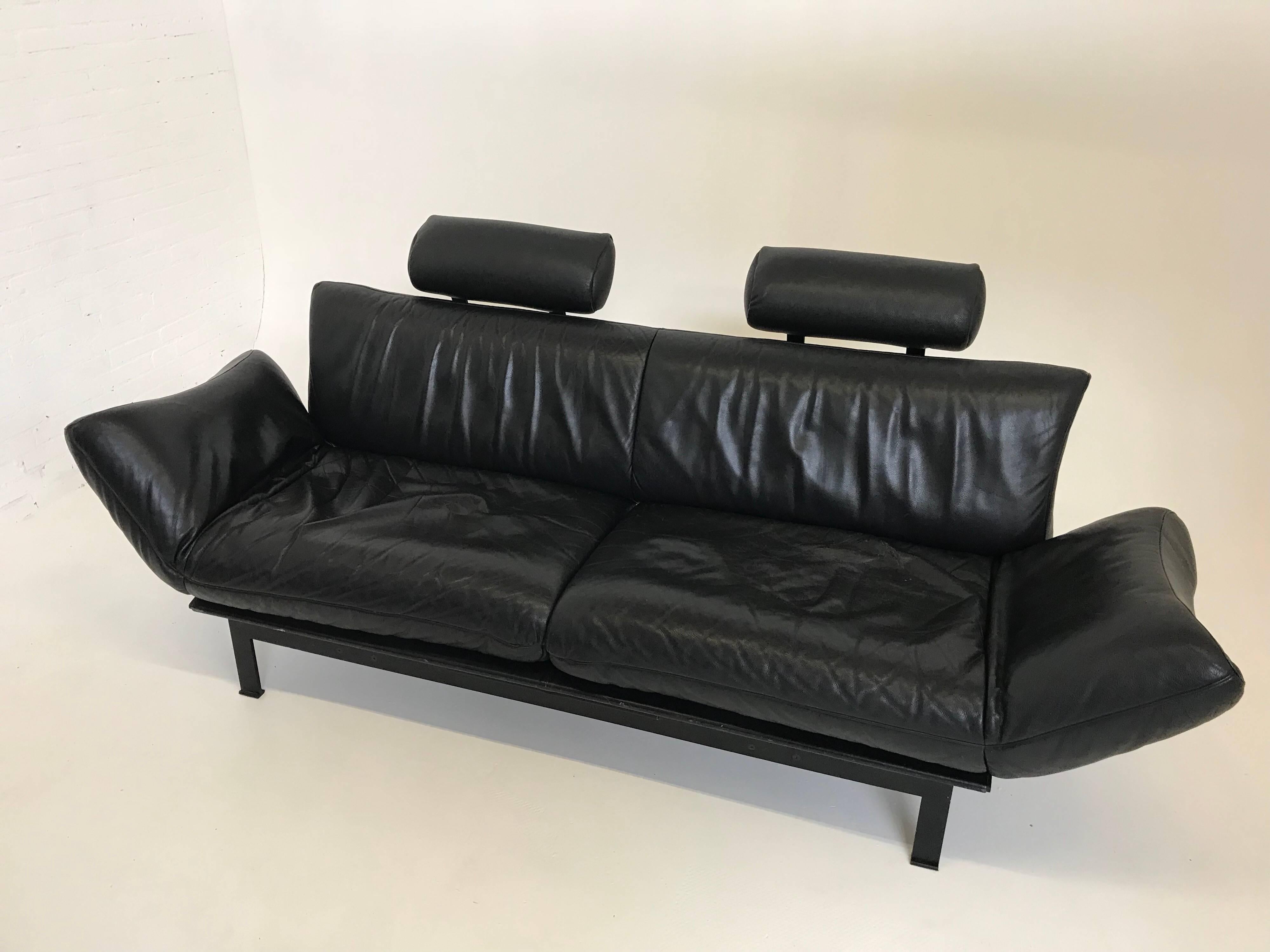 Beautiful black De Sede DS 140 designer leather sofa, in a minimalistic and modern design designed by Reto Figg.
This sofa gets more rare every year and has optional head rest with you can take of easily.
There's a small crack on one side (see
