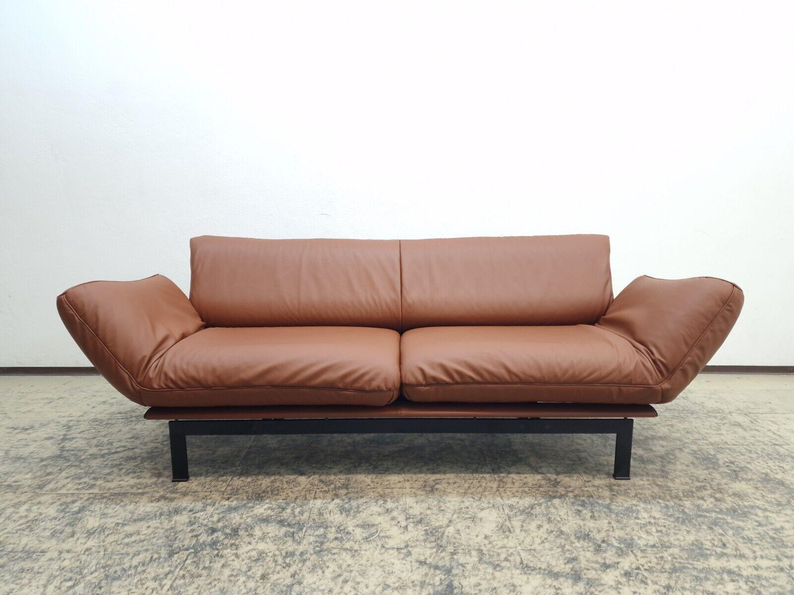 Hiermit handelt es sich um einen De Sede ds 140 Sofa


Das ds 140 Sofa von de Sede ist mit einem braunen Echtleder bezogen und steht auf einem schwarzen Metallgestell.


Sofa wurde komplett neubezogen!

Sehr weiches Leder.

Nichtrauchermöbel

Am