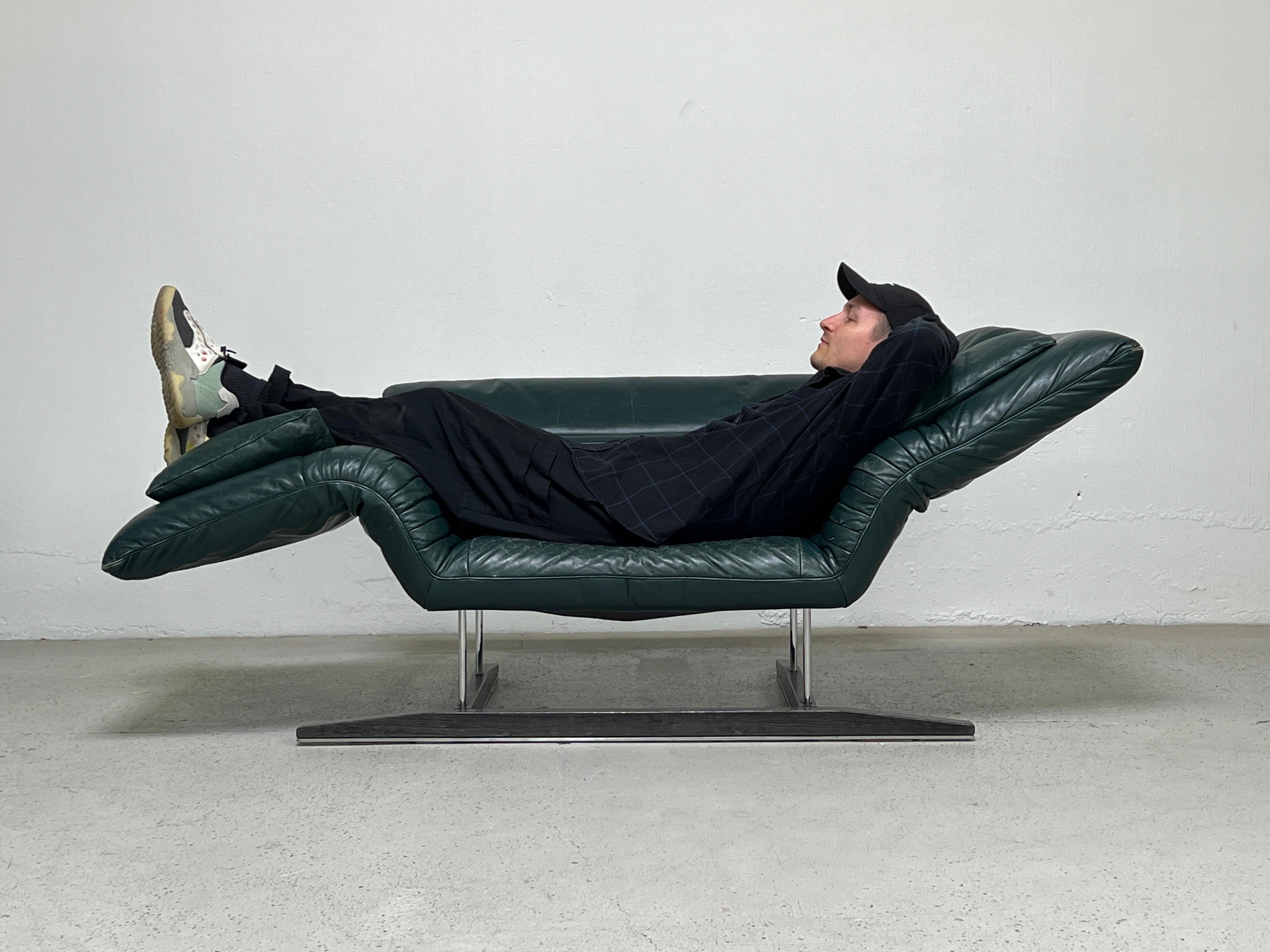 The DS-142 adjustable chaise lounge designed by Winfried Totzek for De Sede, 1980. Original green leather with wonderful patina. Two original pillows also included. Both arms and back adjust for a multitude of configurations.