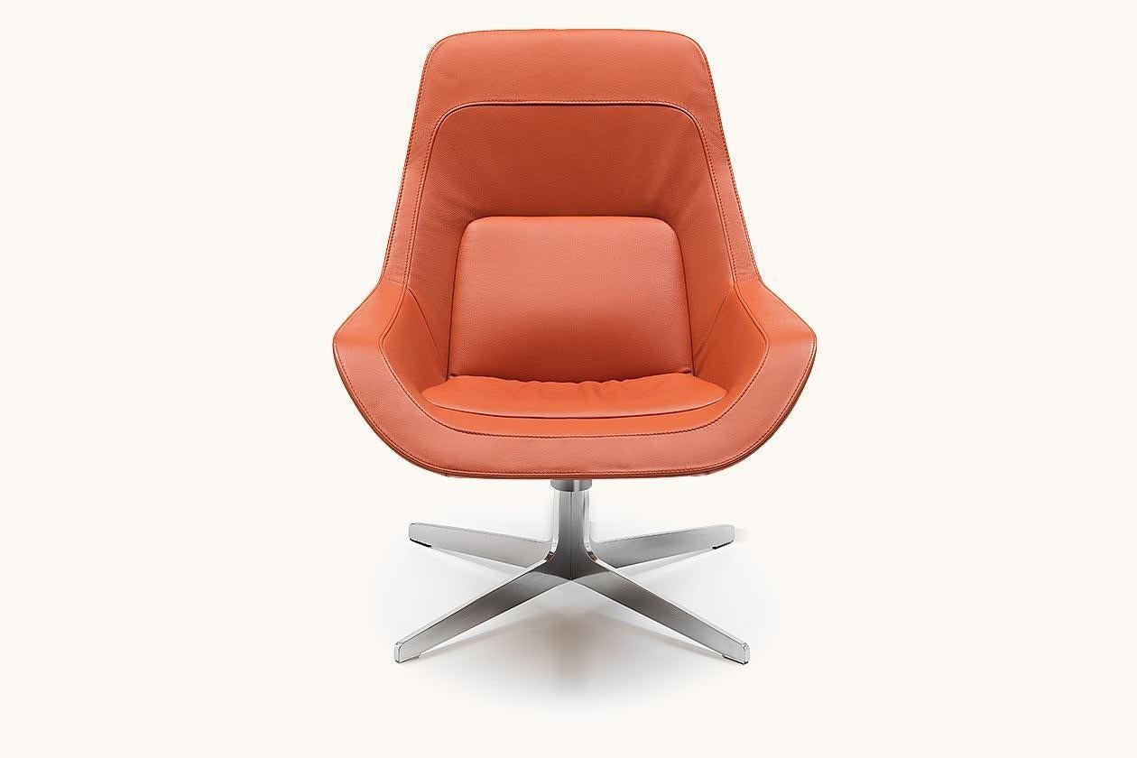 Sit the way you would sit in a racing car. Minimalist, streamlined lan guage of design for maximum seating comfort: sitting in the lounge chair is like sitting in a quick, sleek speedster. The planeness with the circum ferential edges gives the