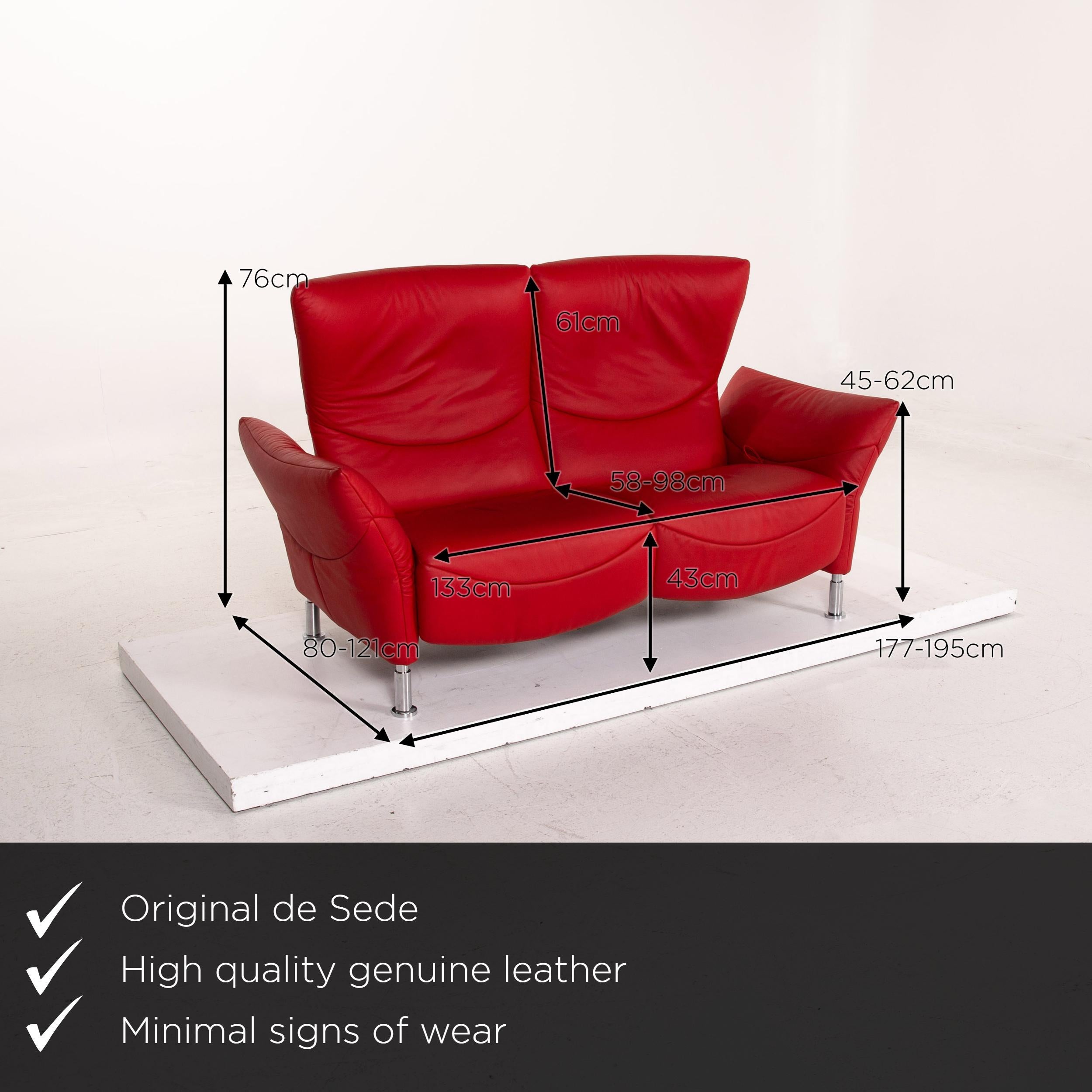 We present to you a De Sede DS 145 leather sofa red two-seat function couch.
 
 

 Product measurements in centimeters:
 

Depth 80
Width 195
Height 76
Seat height 43
Rest height 45
Seat depth 58
Seat width 133
Back height 61.
  