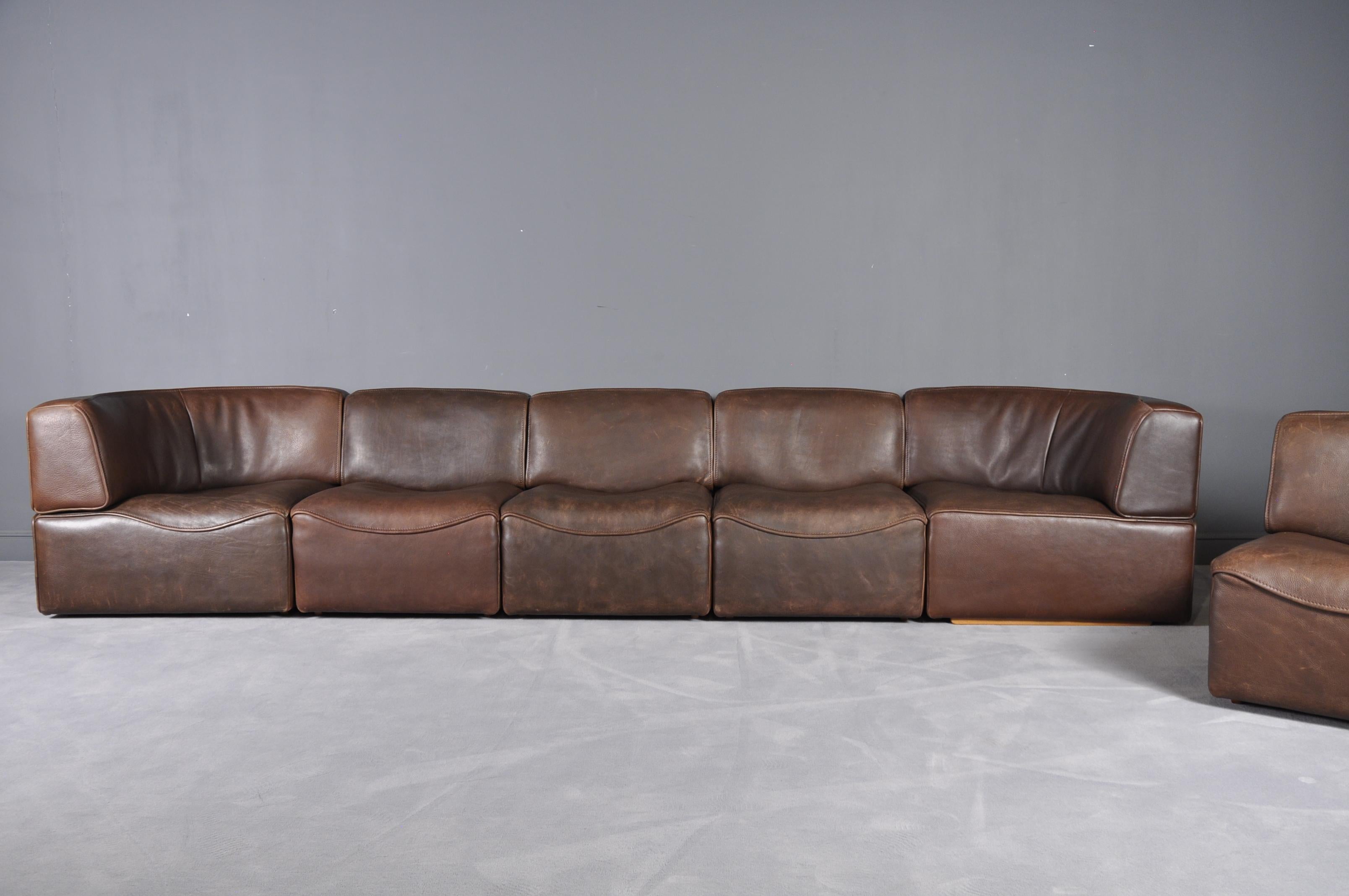 Sectional sofa model DS-15, in leather by De Sede, Switzerland, 1970s. This sectional sofa contains two corner elements, four normal elements. The section make it possible to arrange this sofa to your own wishes. The design is simplistic yet