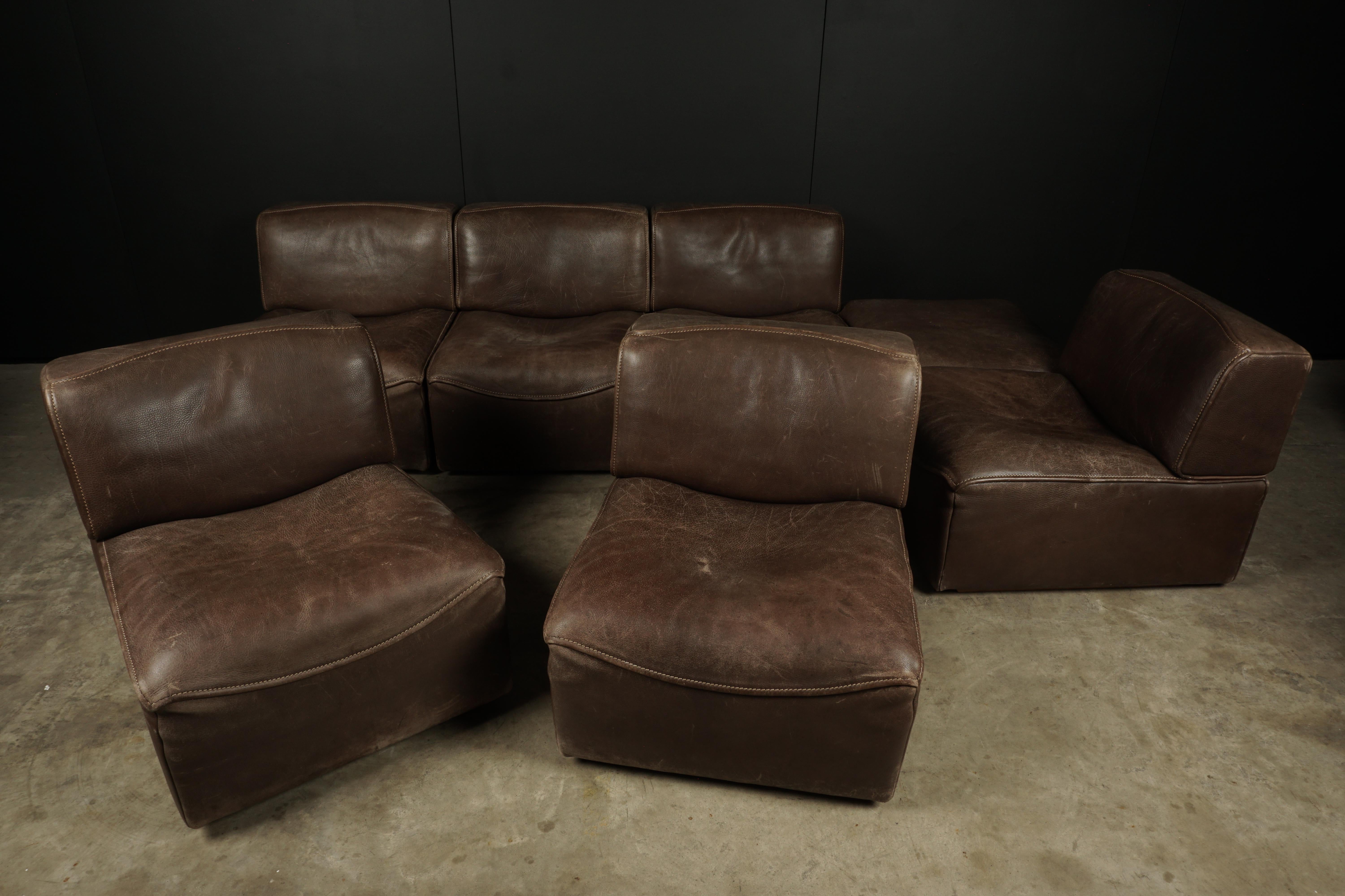 Vintage De Sede 'Ds-15' modular sofa in brown buffalo leather from Switzerland, circa 1970. This sofa contains six modular straight elements and one ottoman allowing you to arrange the sofa to your own wishes.