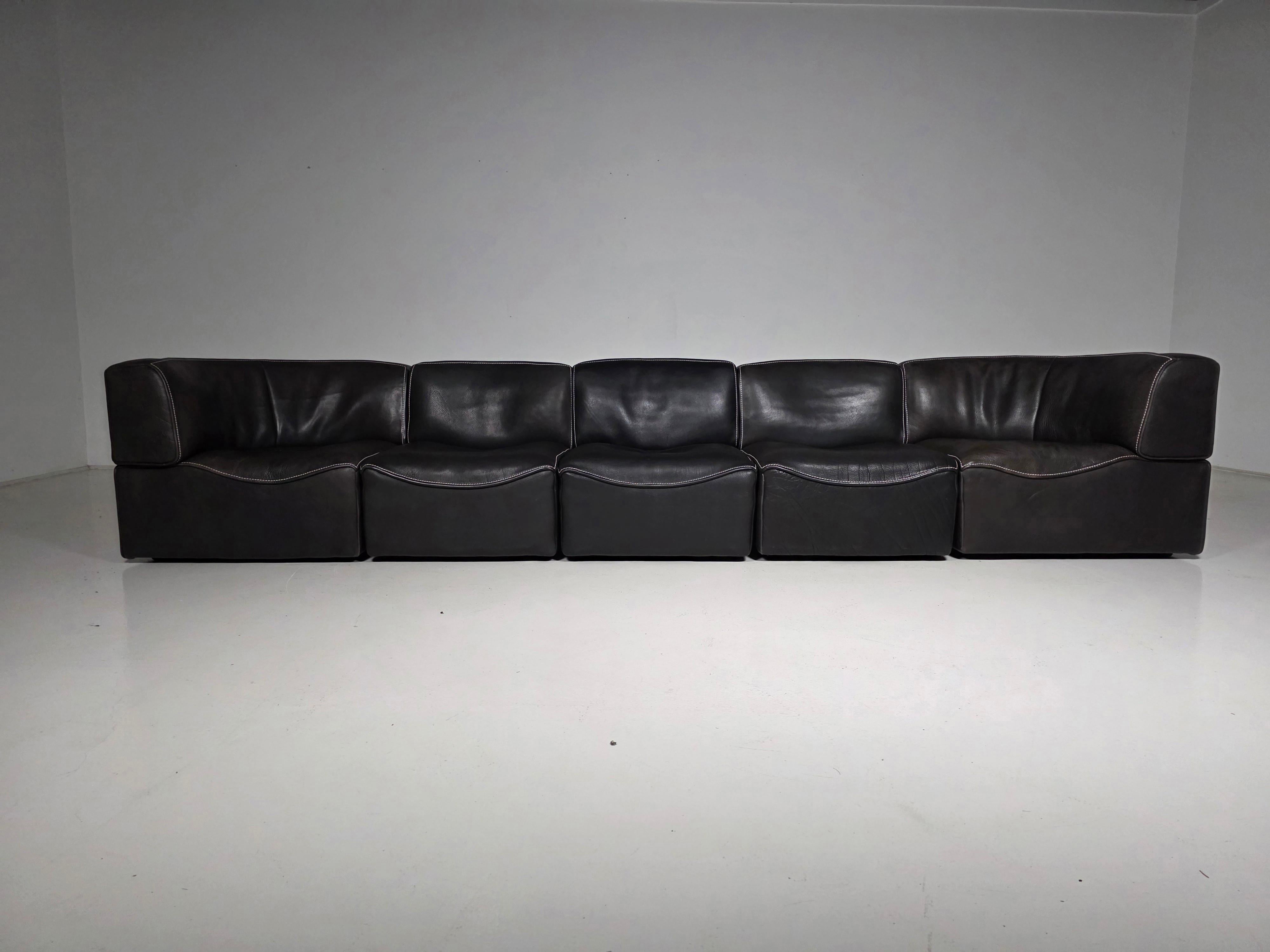Mid-Century Modern De Sede DS-15 Modular Sofa in original black Buffalo Leather, 1970s en vente