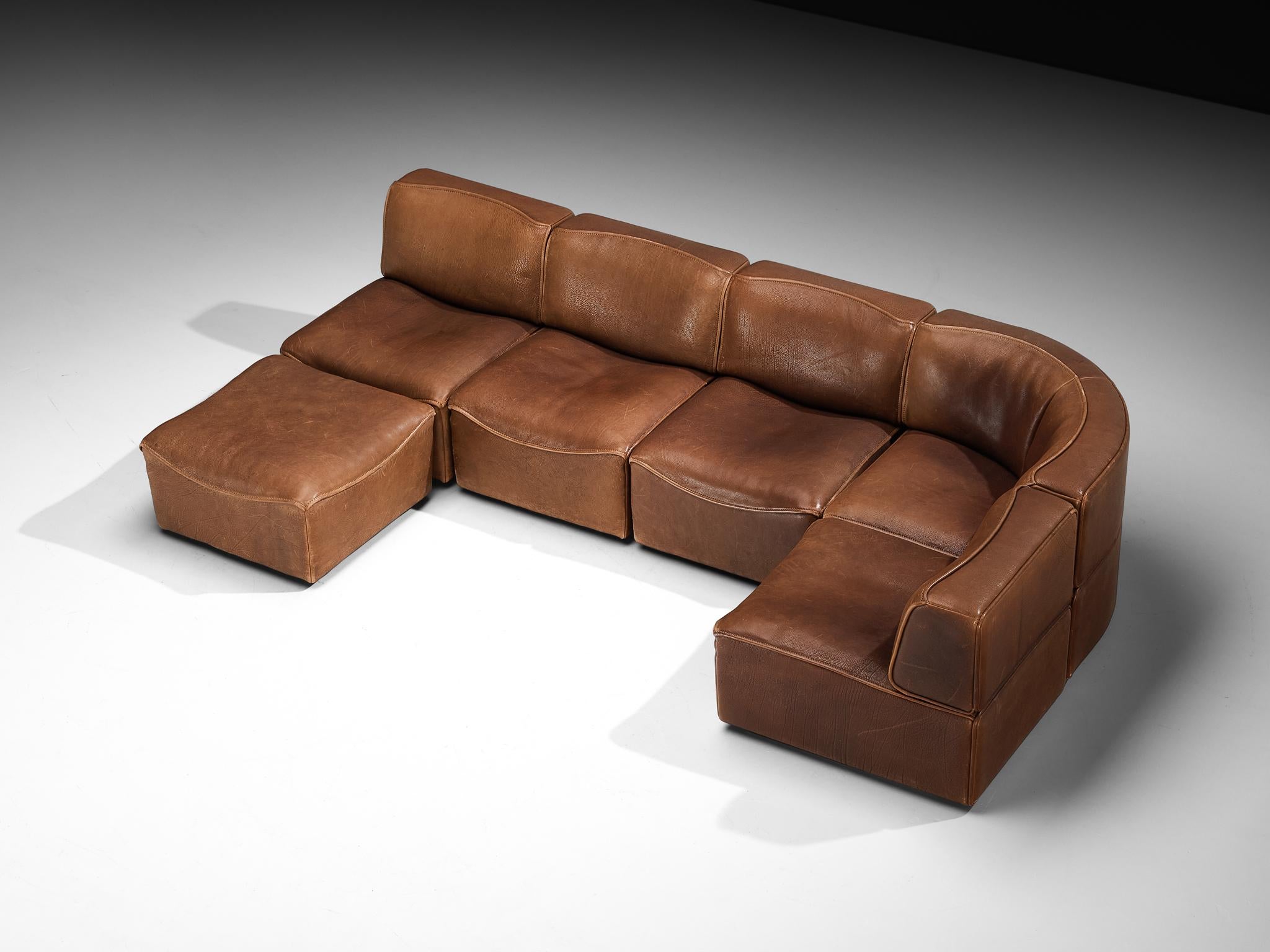 De Sede, canapé sectionnel avec ottoman, modèle 'DS-15', cuir, Suisse, années 1970.

Ce canapé sectionnel de grande qualité, conçu par Design/One dans les années 1970, contient six éléments modulaires. Sa configuration flexible vous permet de