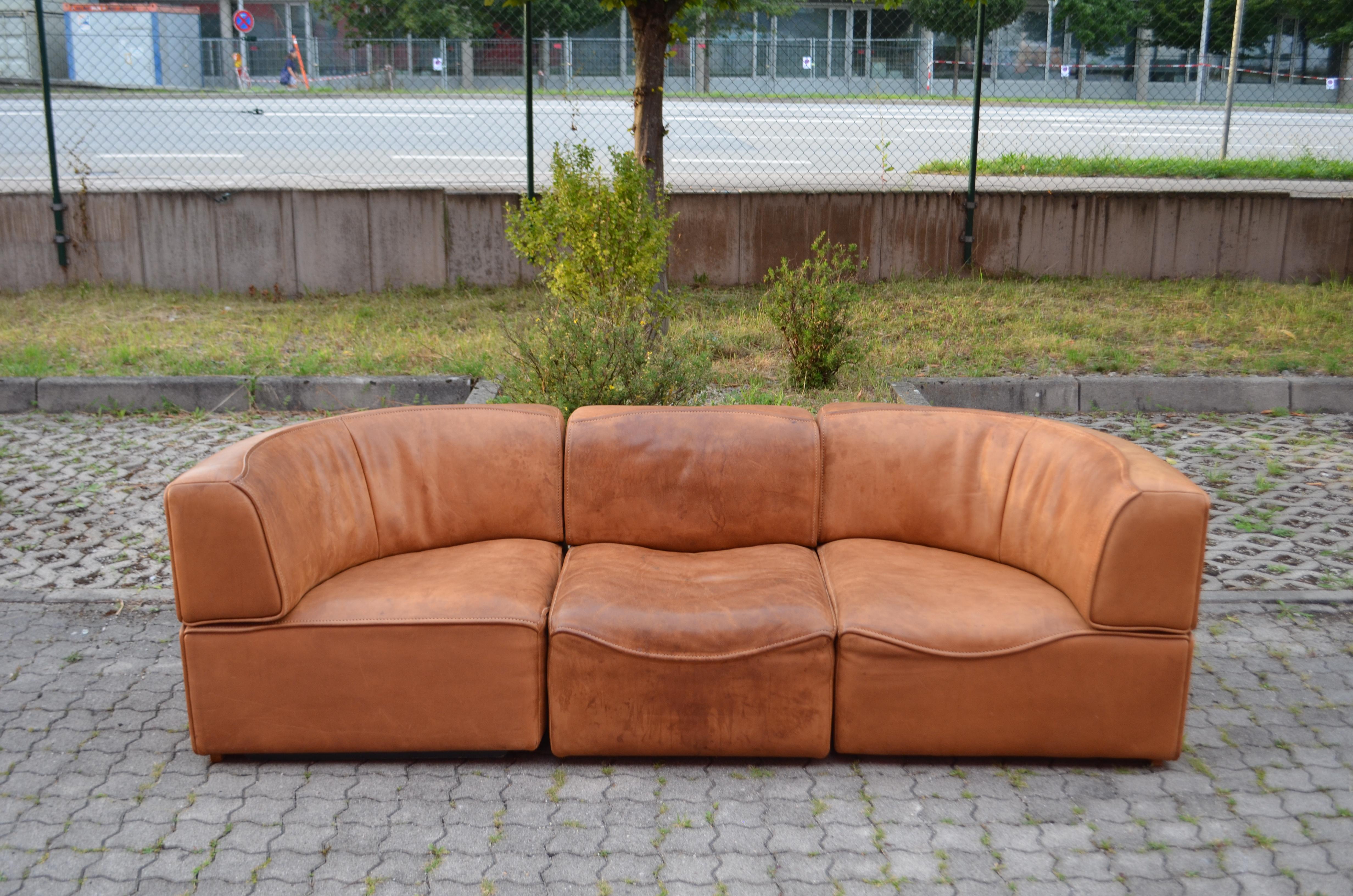 Canapé modulable De Sede DS 15 en cuir sellier cognac.
Le cuir est très épais
Condition Vintage avec patine.
Il se compose de trois éléments de siège, à savoir
2  siège avec accoudoir
1 élément normal
Le canapé dispose de deux accoudoirs