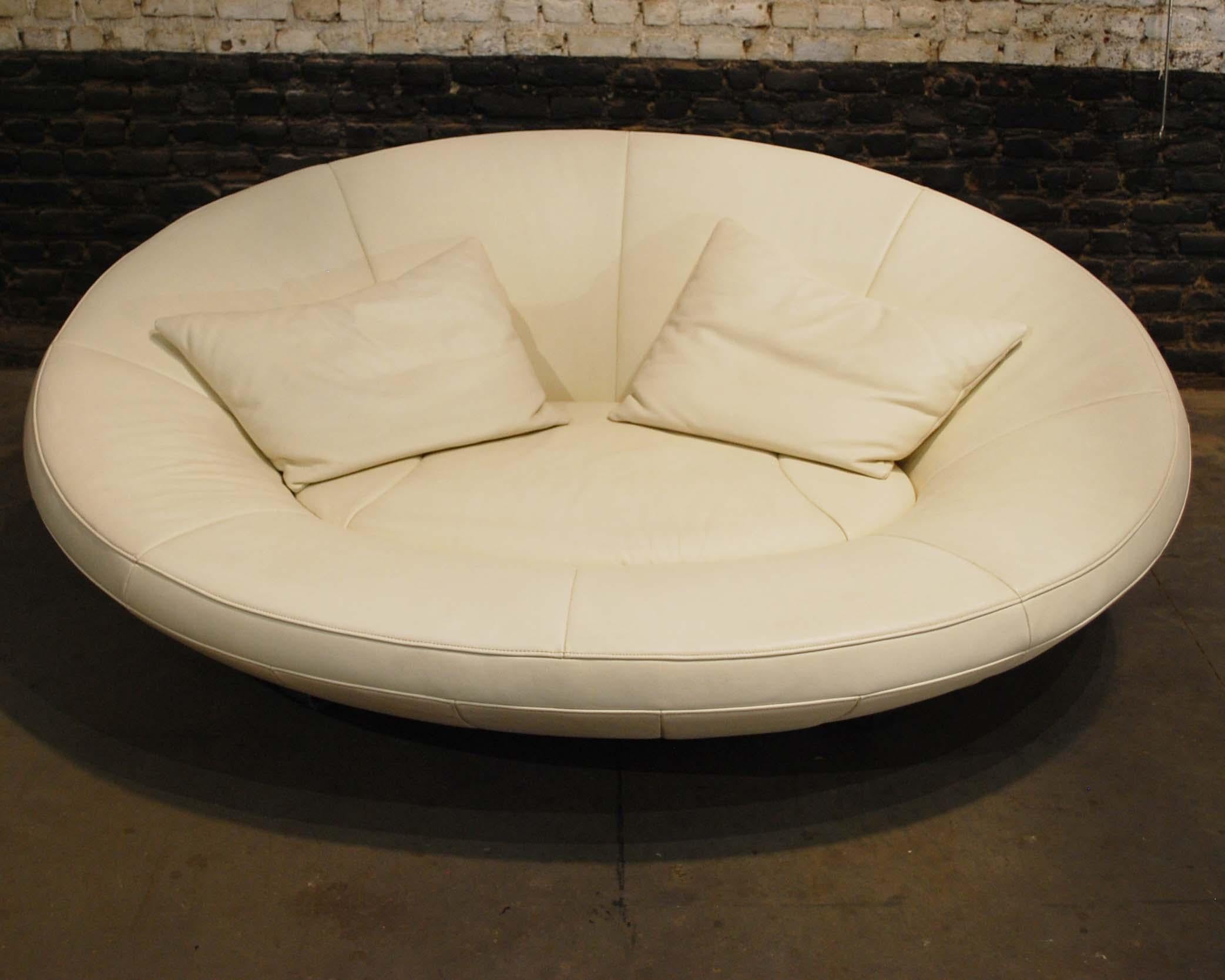 A rare Swiss lounge sofa model DS-152 designed by Jane Worthington for De Sede. It comes in the original white leather upholstery with a flattened chromed steel frame. The sofa is marked with a metal plaque. It also comes with the two original loose