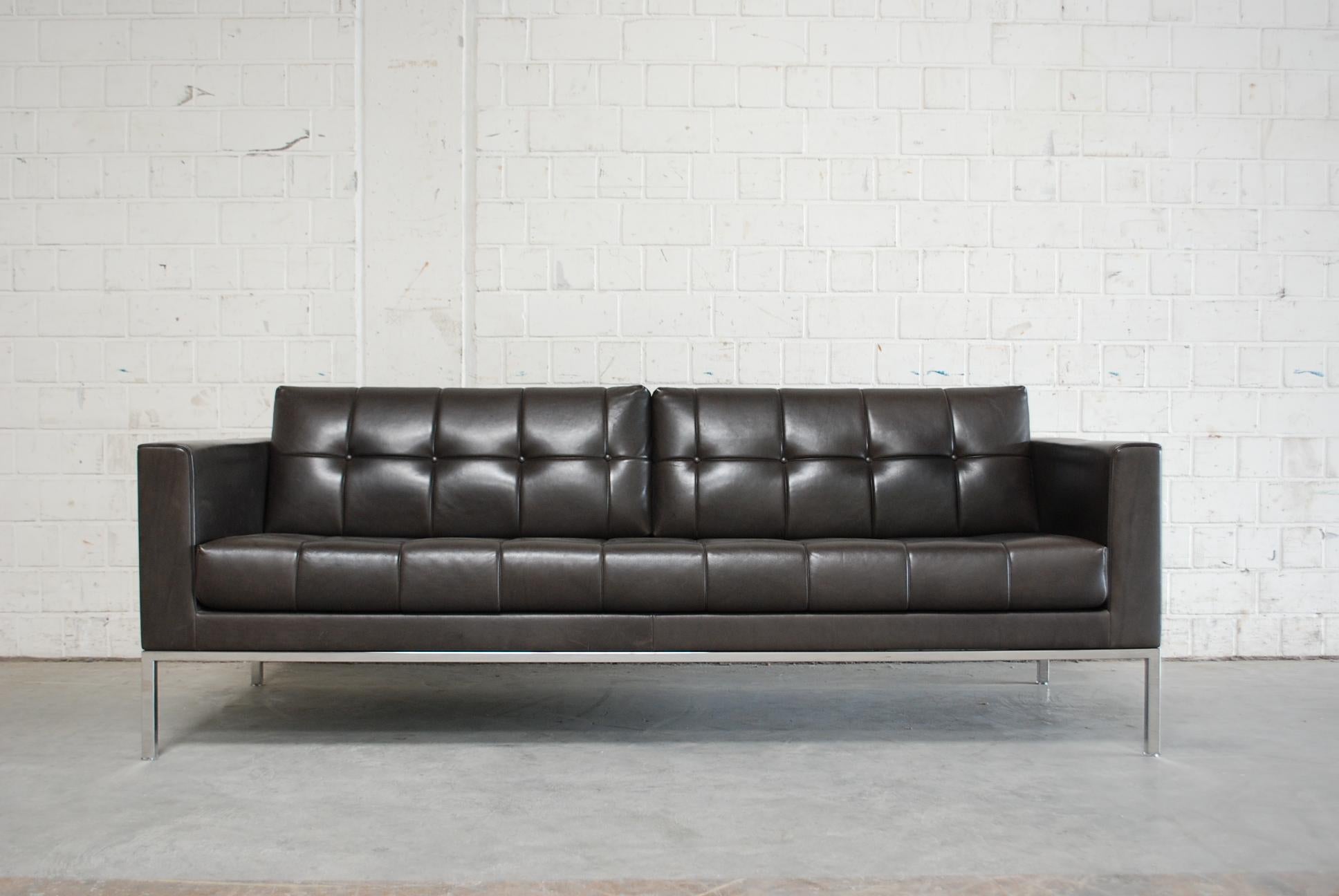 De Sede leather sofa model DS 159. Produced at the year 2010.
The leather is the highest De Sede leather quality DS Naturale leather Fb 55 espresso.
A fine soft premium leather in brown color.
Great comfort and a classic timeless design.
A