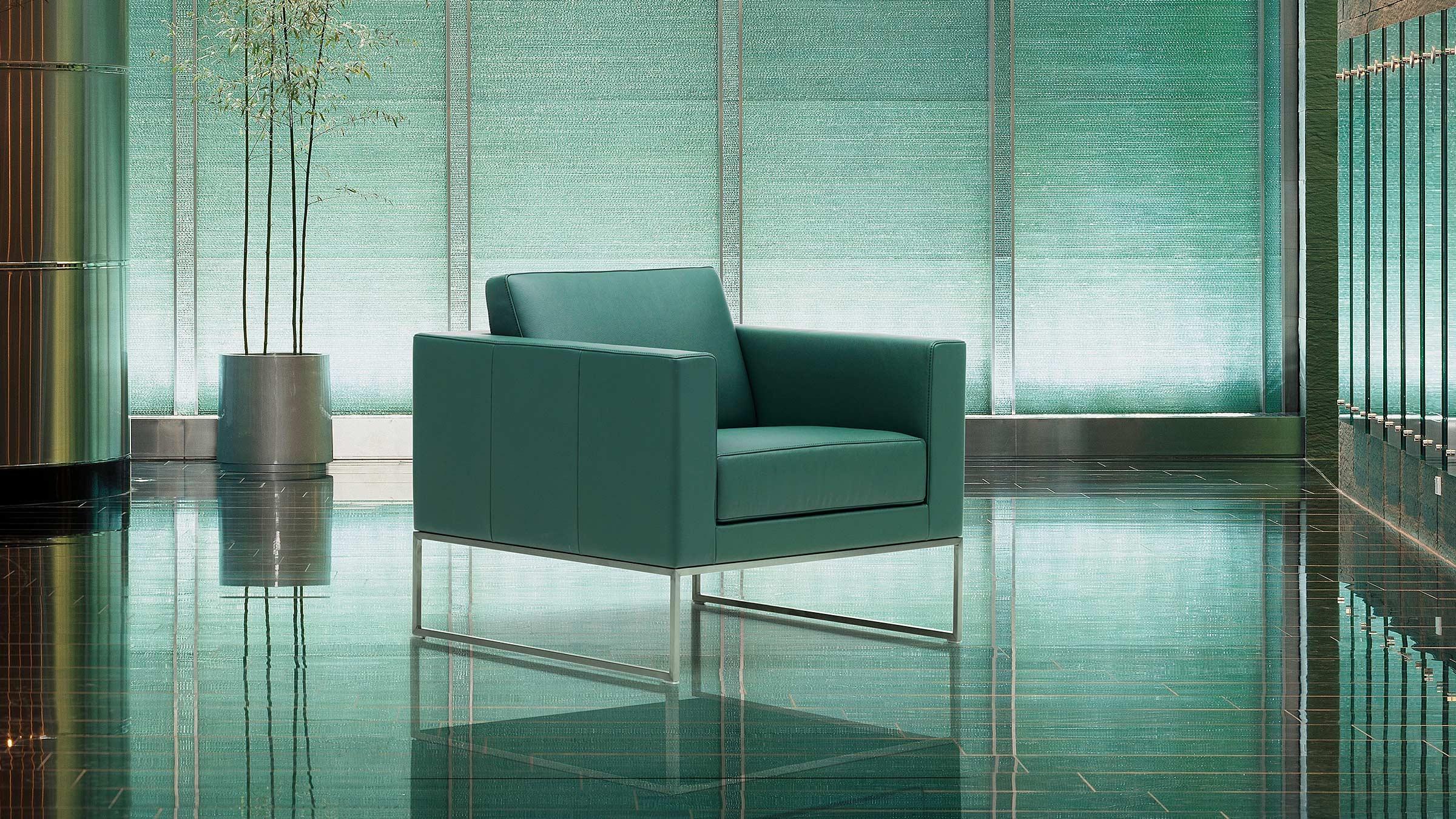 Five individual elements, each measuring 80 x 80 cm, form the basis of the seating landscape: various varia tions of armchairs with or without armrests as well as in termediate elements and hanging tables form the overall body of the DS-160 family.