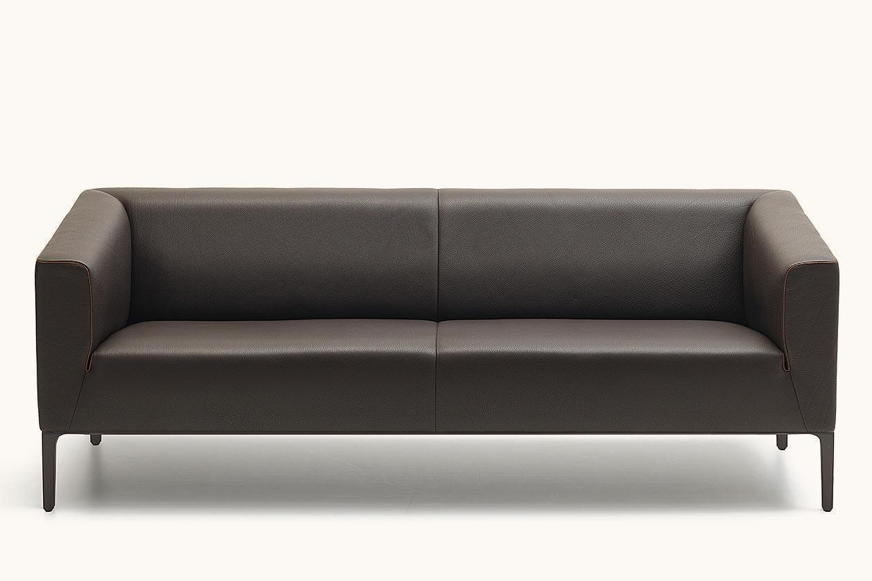 Son contour extérieur linéaire et sa forme intérieure ronde font du DS-161 une fine silhouette de confort. Les accoudoirs inclinés vers l'avant permettent aux bras de se reposer, tandis que le dossier enveloppe le corps comme une étreinte. Ceux qui