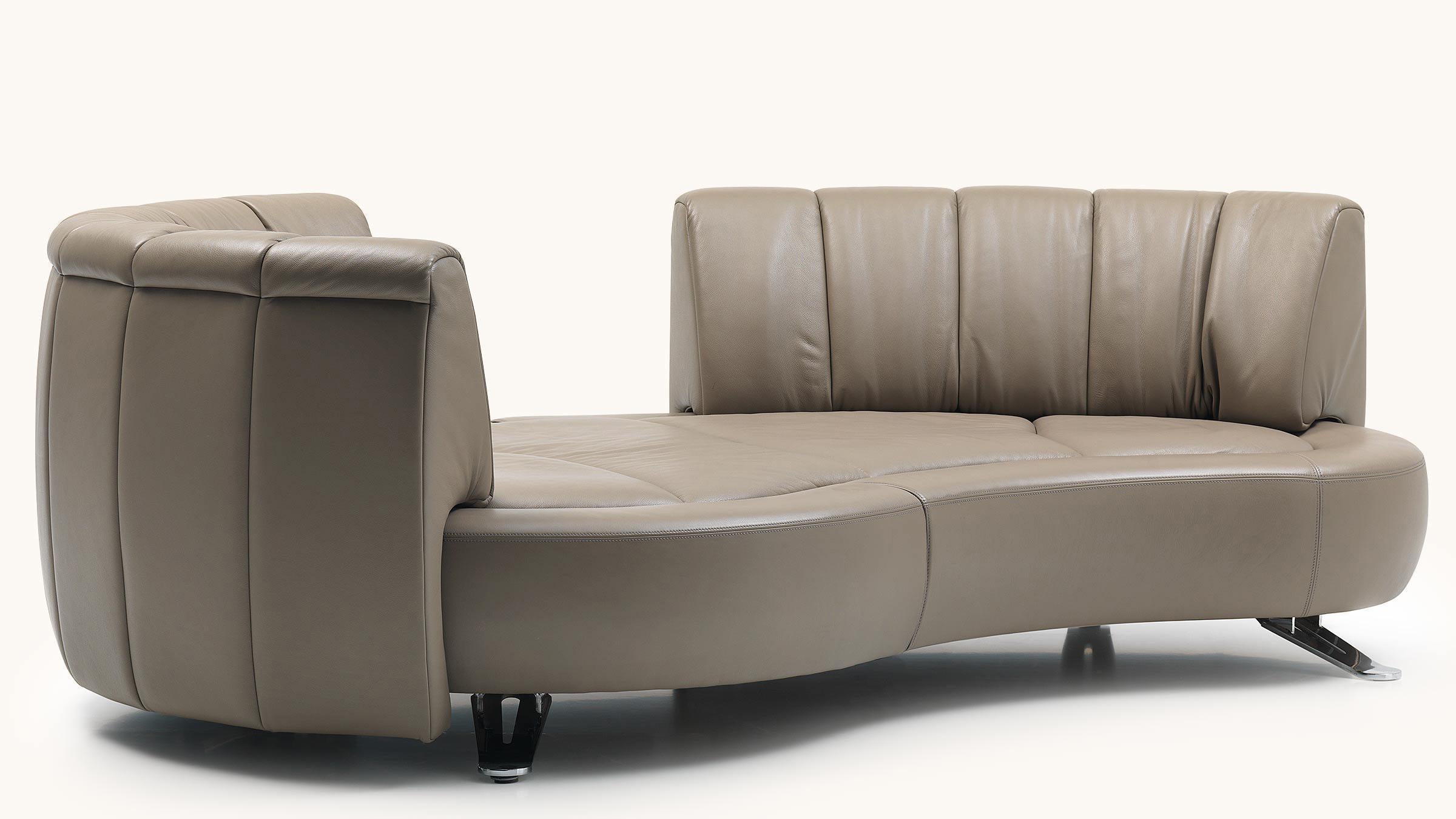 Der revolutionäre Rückenschiebemechanismus DS-164 kann mit einem einzigen Handgriff von einem offenen Sofa in eine elegante Chaiselongue verwandelt werden, während die Rückenlehne stilvoll um 360° gedreht werden kann. Die modulare, organisch