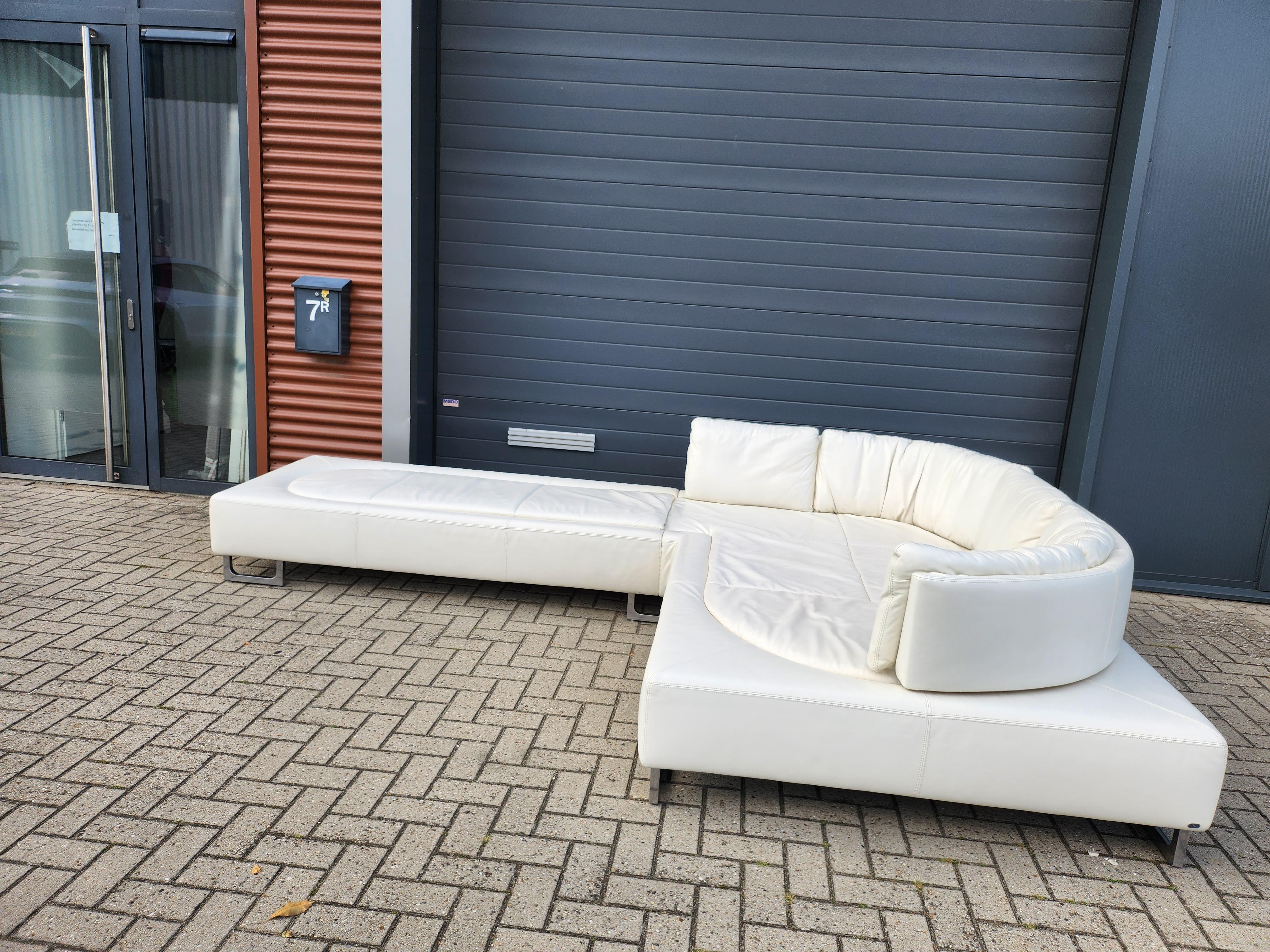 The corner sofa ds 165 from de Sede impresses with its multiple adjustment options for the backrest. With just a few hand movements, individual elements can be moved along a guide rail, creating new seating situations again and