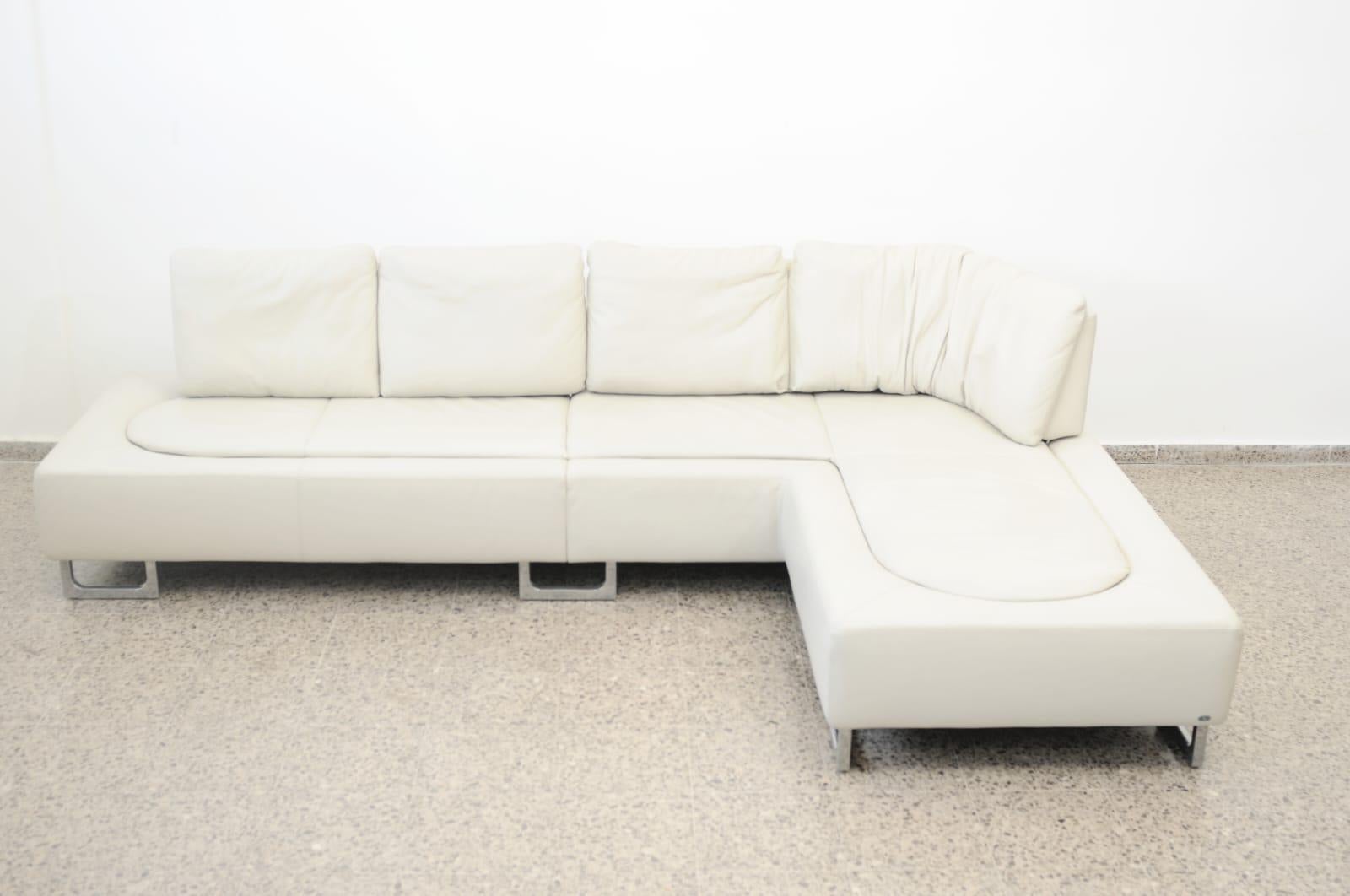 Two (2) Beautiful Contemporary circa 2010 design sofas manufactured by the Swiss maker de Sede
Models DS-165, with the selected leather configuration in Pearl color ref 2414.
Of excellent quality, it has the particularity that the backrests slide