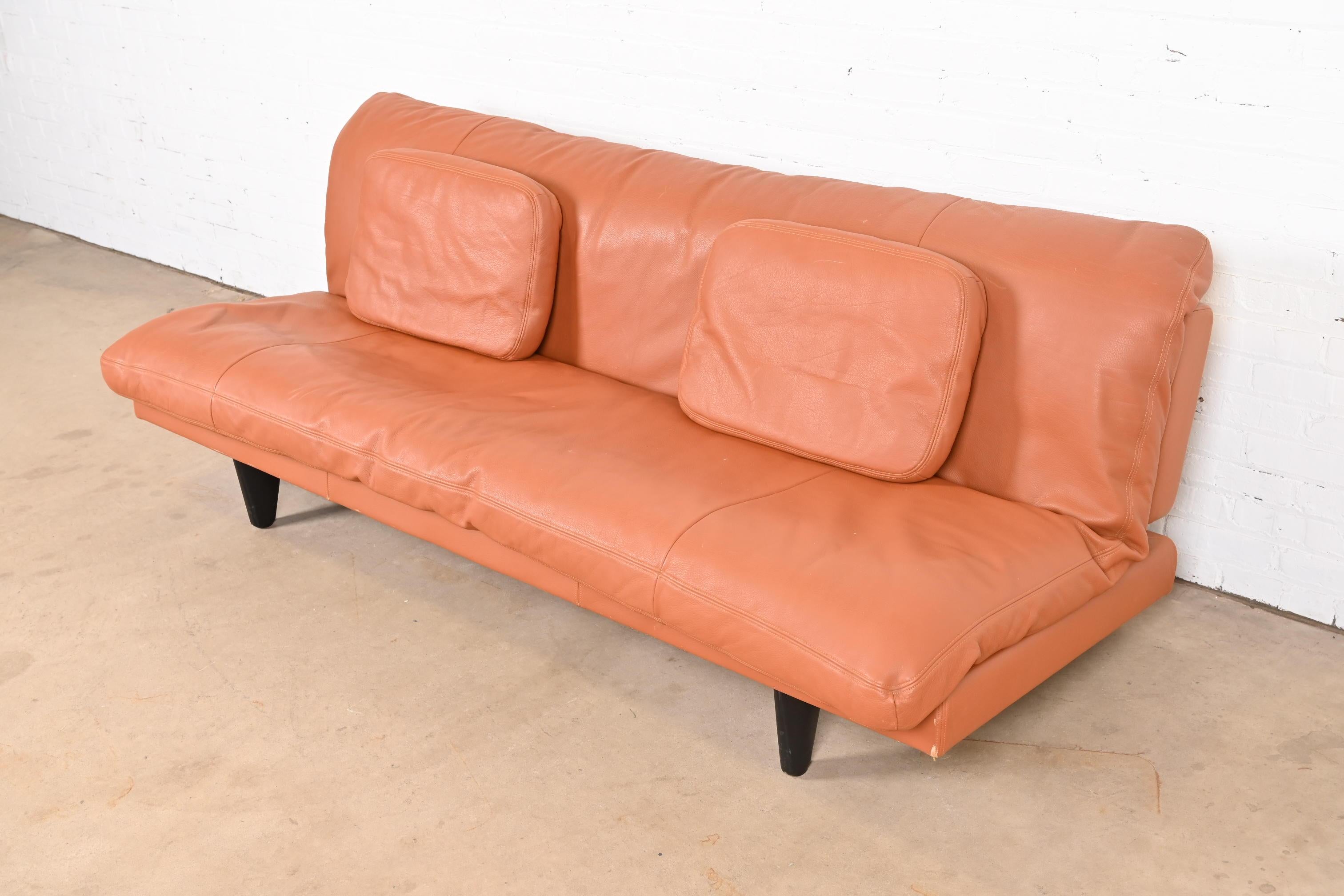 Un magnífico sofá-cama convertible de estilo escandinavo moderno de mediados de siglo

Por Ernst Ambühler para De Sede

Suiza, hacia 1970

Bonito cuero naranja quemado, con un cojín de colchón extraíble y dos almohadas sueltas.

Medidas del sofá: