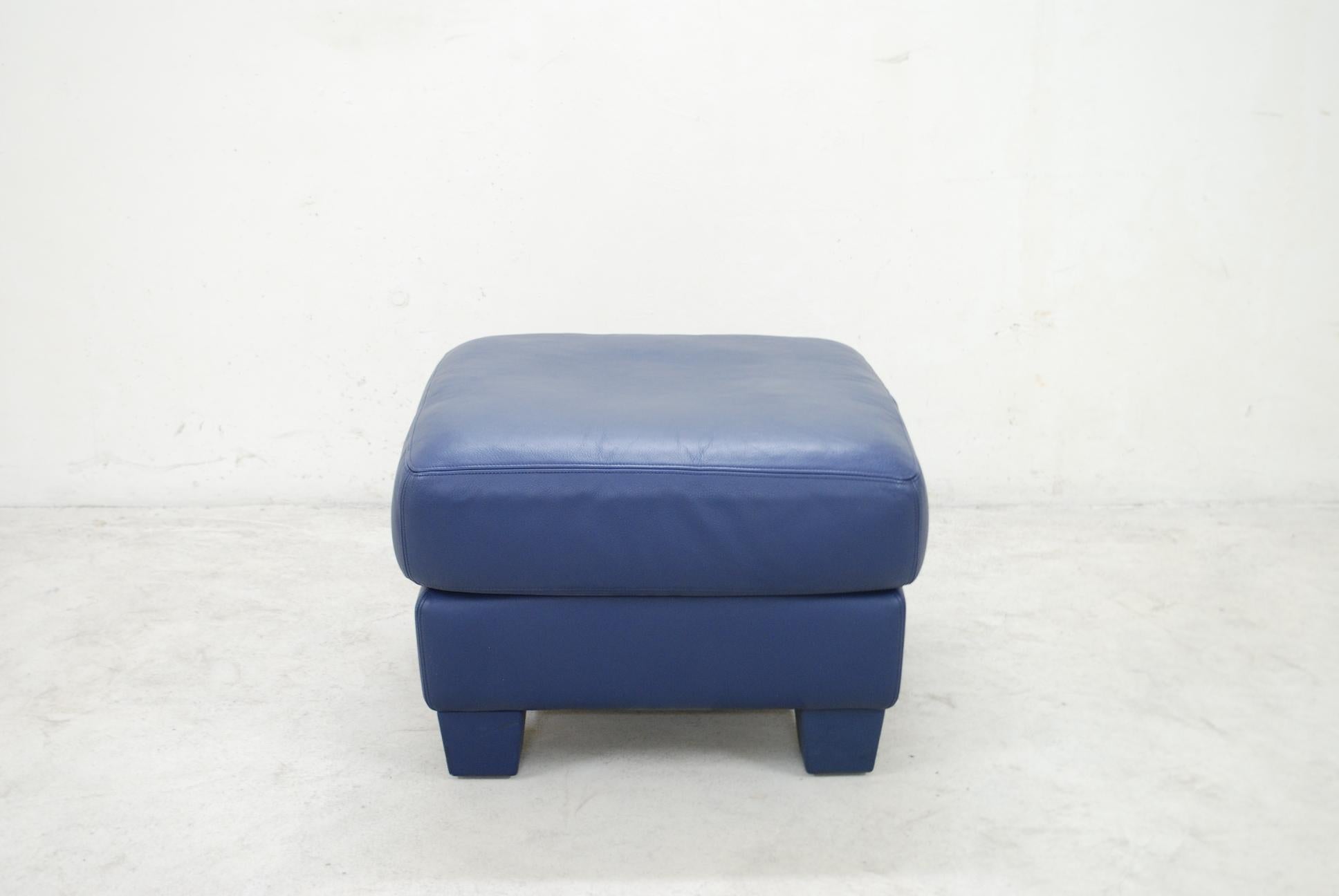 De Sede leather ottoman model DS 17.
The leather is the DS living semi aniline leather in blue color.
Great comfort and a Classic timeless design by De Sede.
In a very good condition.
 

  