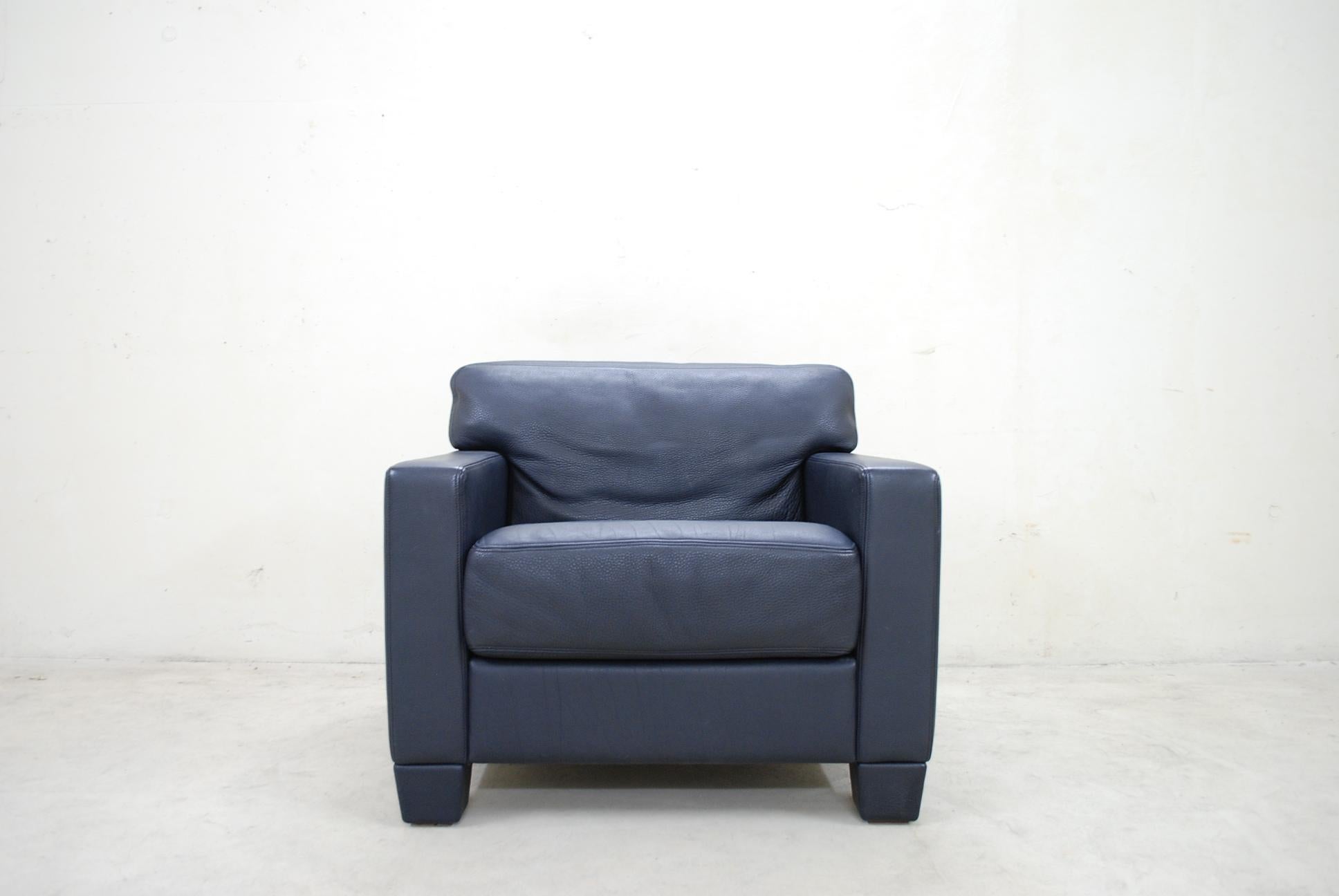 De Sede leather armchair DS 17.
The leather is the DS Club leather a thick Semianiline leather in dark blue.
Great comfort and a Classic timeless design by De Sede.
In a very good condition.
 

.