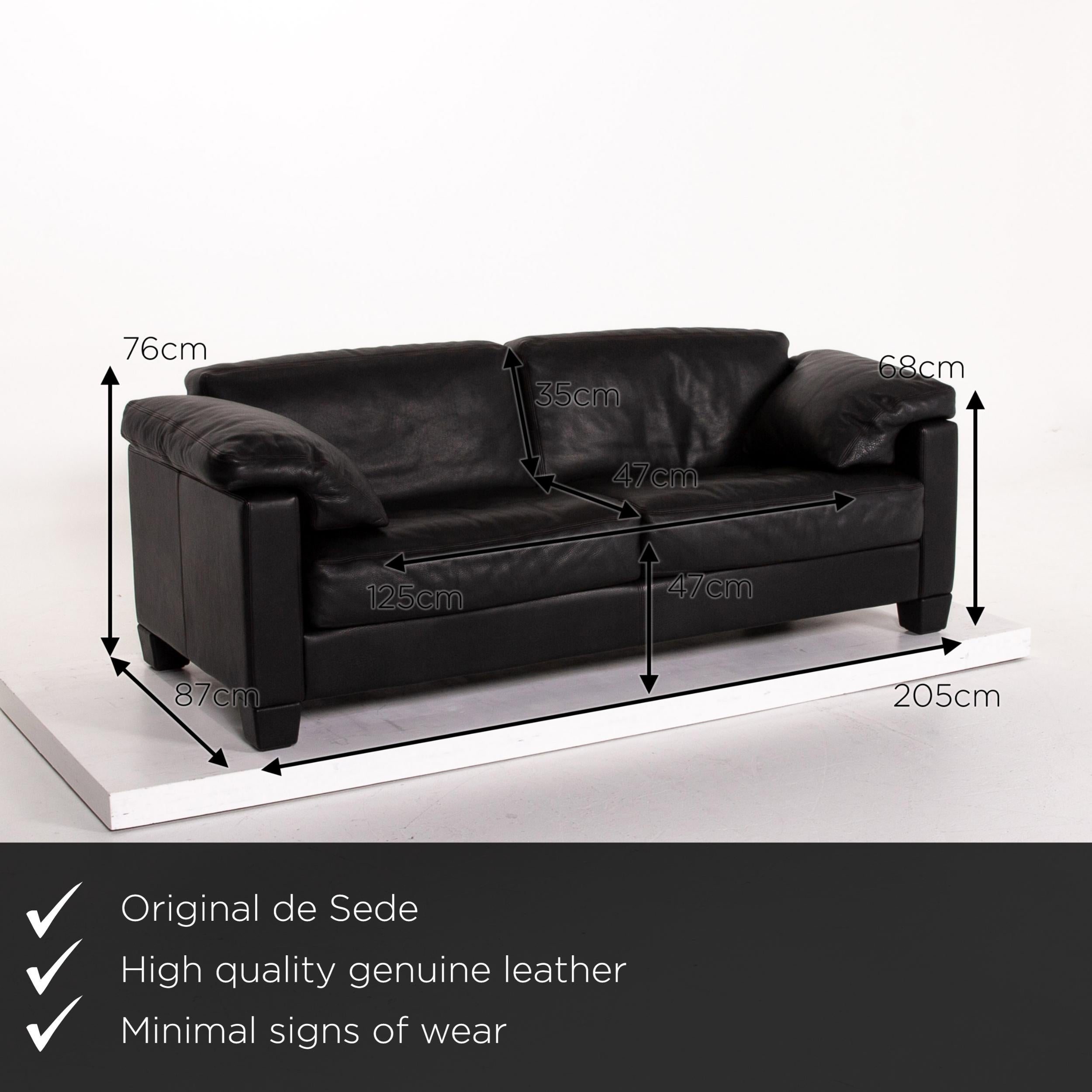 We present to you a De Sede DS 17 leather sofa black two-seat couch.

Product measurements in centimeters:

Depth 87
Width 205
Height 76
Seat height 47
Rest height 68
Seat depth 47
Seat width 125
Back height 35.
 
 
 
   