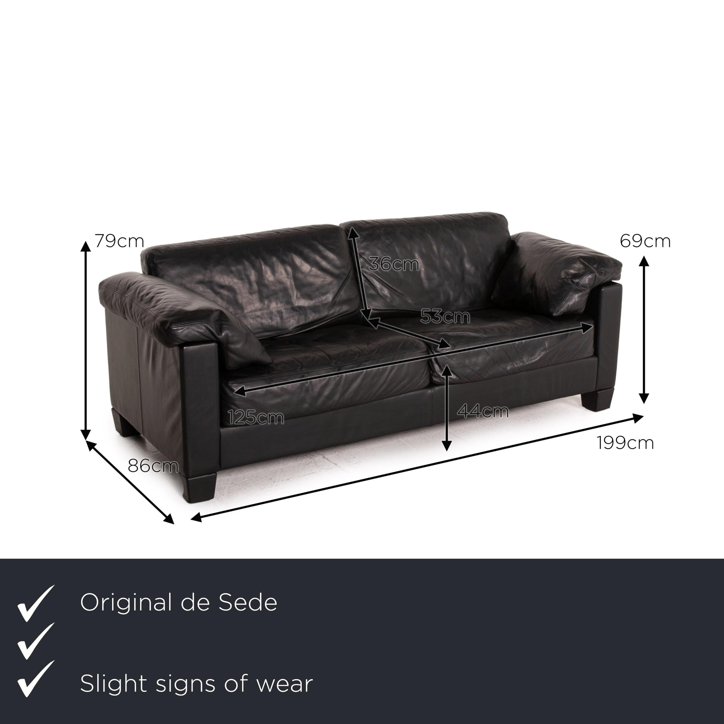 We present to you a De Sede DS 17 leather sofa black two-seater couch.
 

 Product measurements in centimeters:
 

Depth: 86
Width: 199
Height: 79
Seat height: 44
Rest height: 69
Seat depth: 53
Seat width: 125
Back height: 36.

 