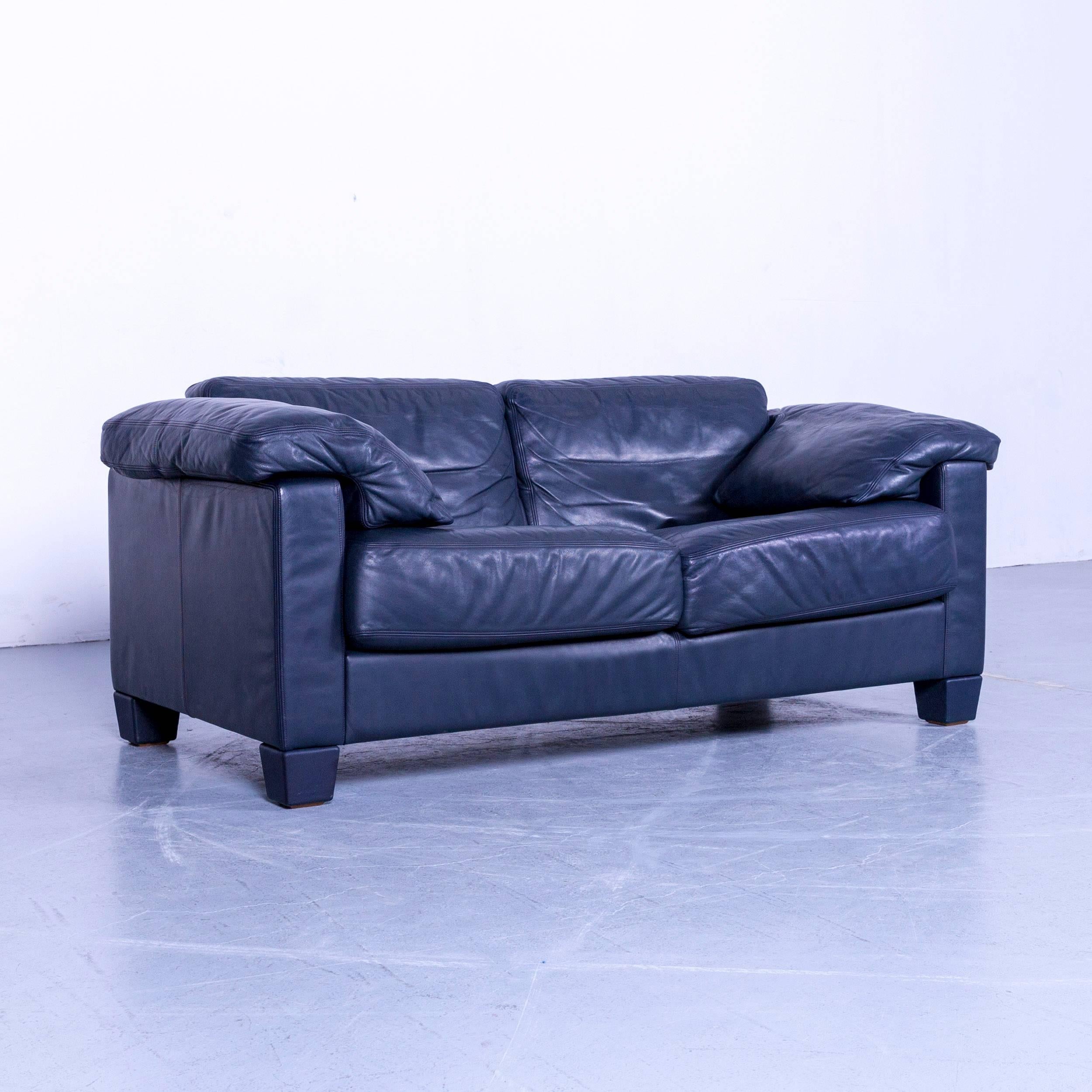 We bring to you an De Sede DS 17 leather sofa blue two-seat couch.


































 