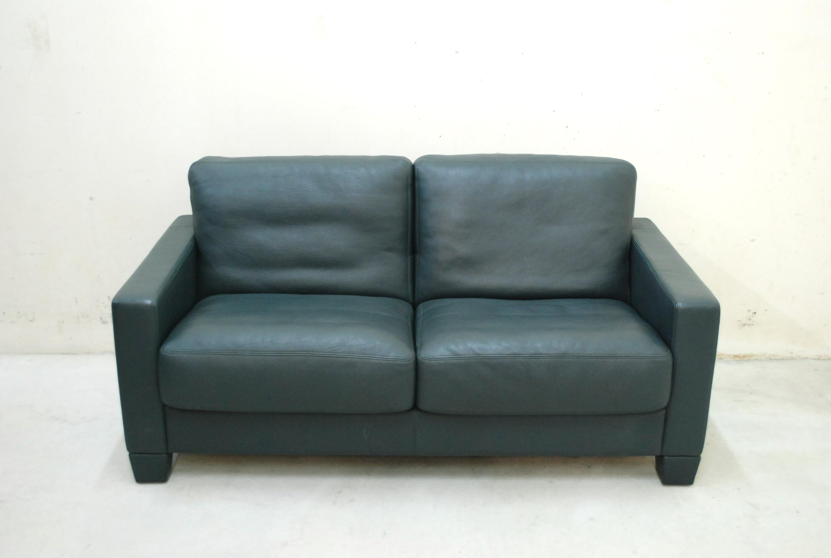 De Sede leather sofa model DS 17.
The leather is the DS club leather a thick Semianiline leather in racing green colour.
Great comfort and a classic timeless design by De Sede.
In a very good condition.
 

