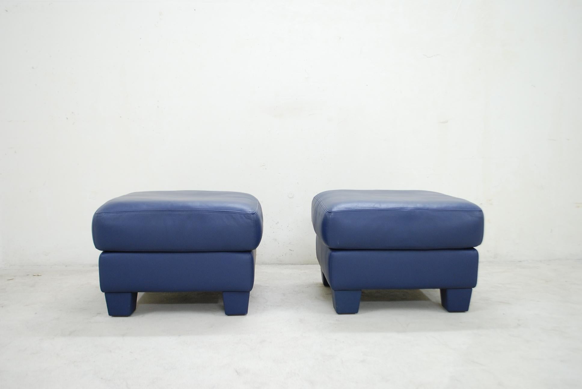 A pair of De Sede leather ottoman model DS 17.
The leather is the DS living semi aniline leather in blue color.
Great comfort and a Classic timeless design by De Sede.
In a very good condition.
 

 