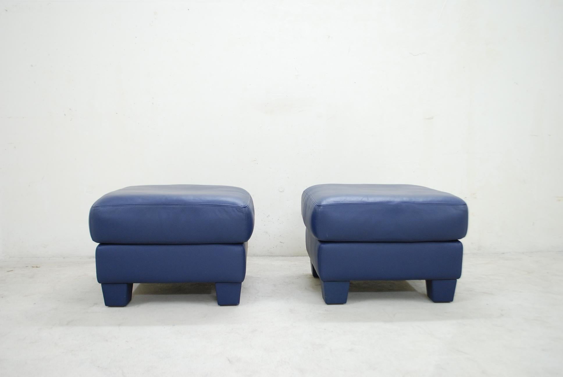 Une paire de poufs en cuir De Sede modèle DS 17.
Le cuir est le cuir semi-aniline vivant DS de couleur bleue.
Un grand confort et un design classique et intemporel de De Sede.
En très bon état.
 

 