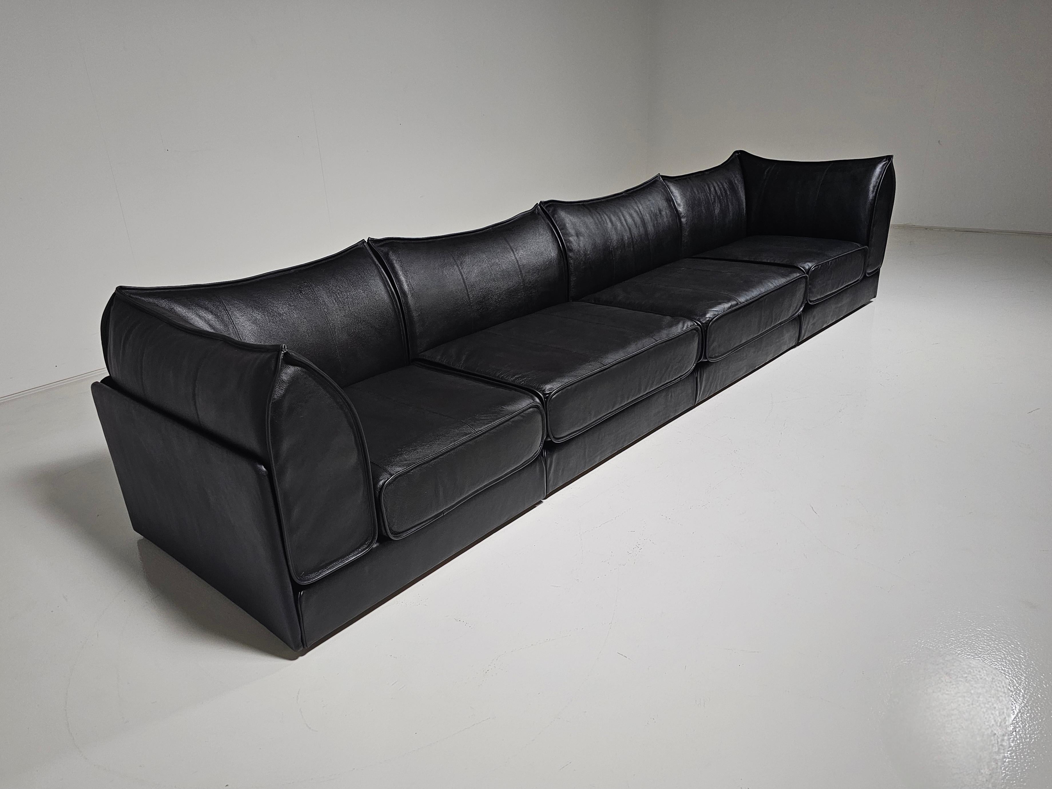 De Sede DS1-19, Pagode, De Sede Switserland, 1970er Jahre

Seltenes Viersitzer-Sofa Pagoda von De Sede in neu gepolstertem schwarzem Leder. Das Design zeichnet sich durch spitze Kanten aus, die sich in der Form der Rücken- und Armlehnenkissen
