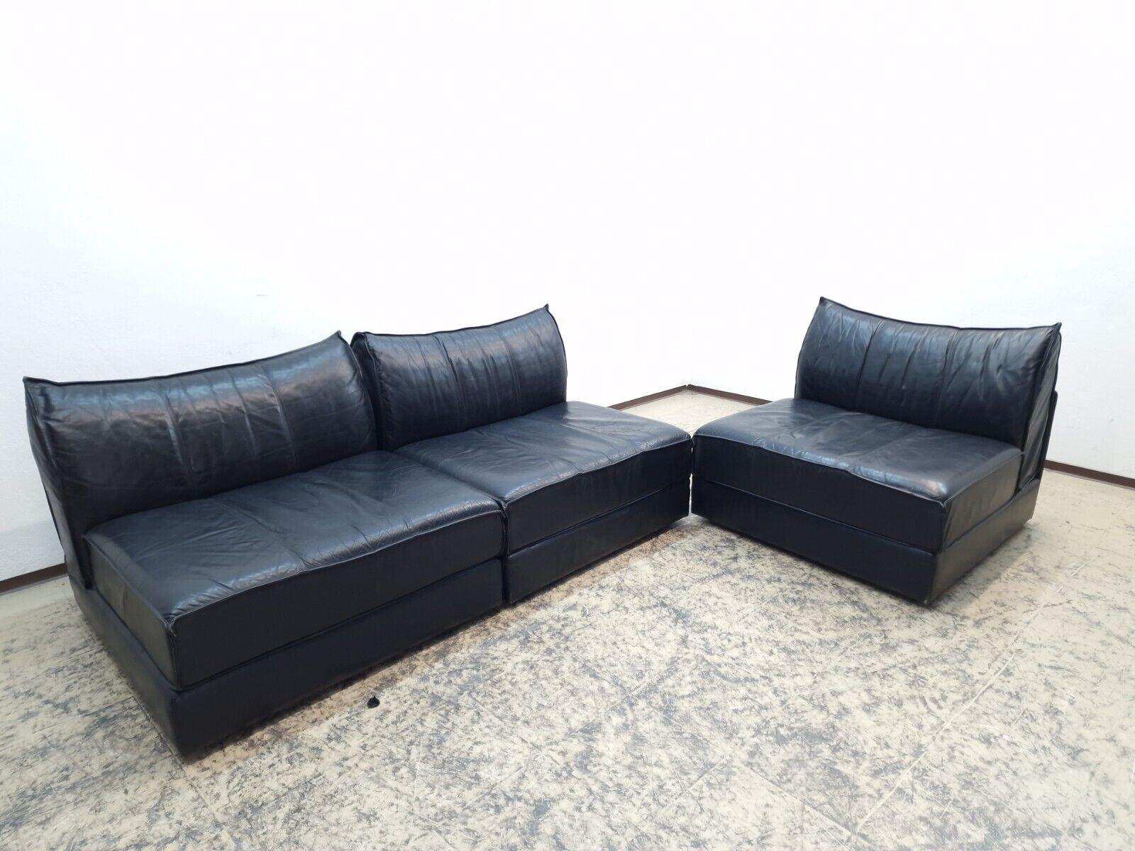 De Sede ds 19 Echtleder Modularsofa mit drei Modulen, in der Farbe schwarz.

Designed von Gordon Guillaumier im Jahr 2017, Rarität.


Altersbedingte Gebrauchsspuren auf der Sitzfläche vorhanden.
Sitzfläche wird demnächst womöglich neu