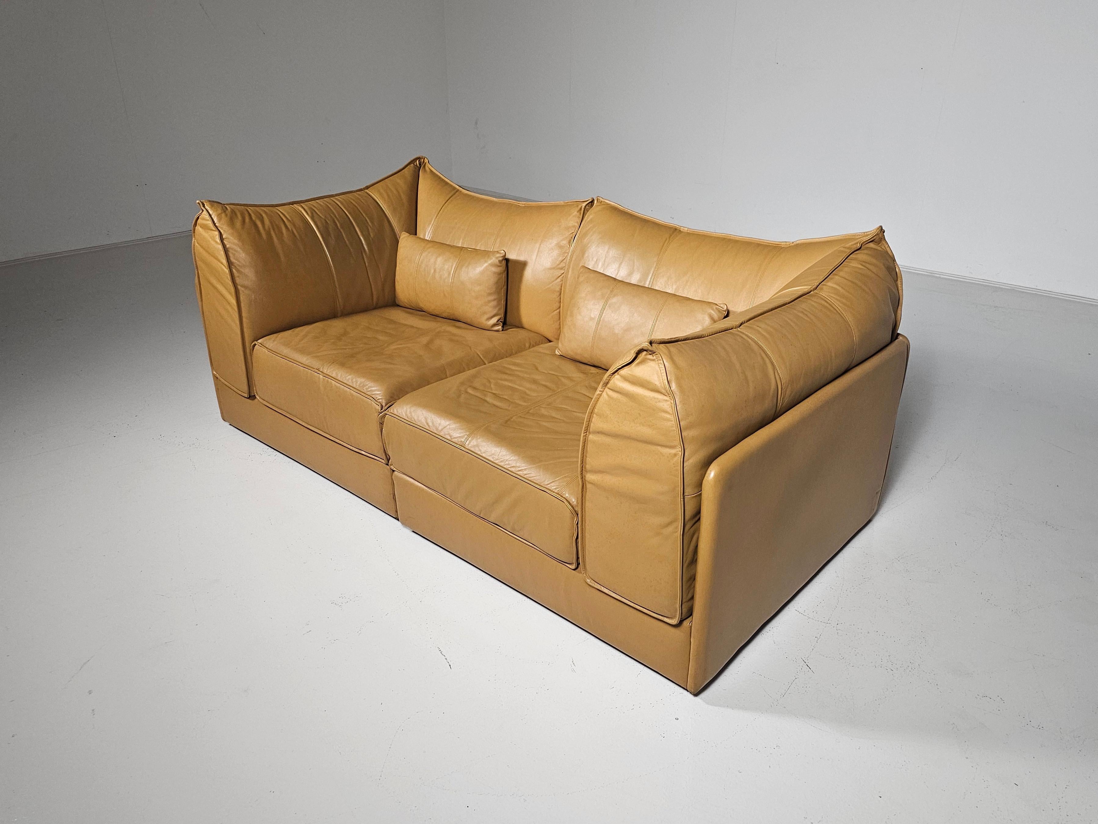 De Sede DS1-19, Pagoda, De Sede Switserland, anni '70

Raro divano a due posti De Sede Pagoda in pelle originale color tan. Il design è caratterizzato da bordi appuntiti che si notano nella forma dei cuscini dello schienale e dei braccioli. Il
