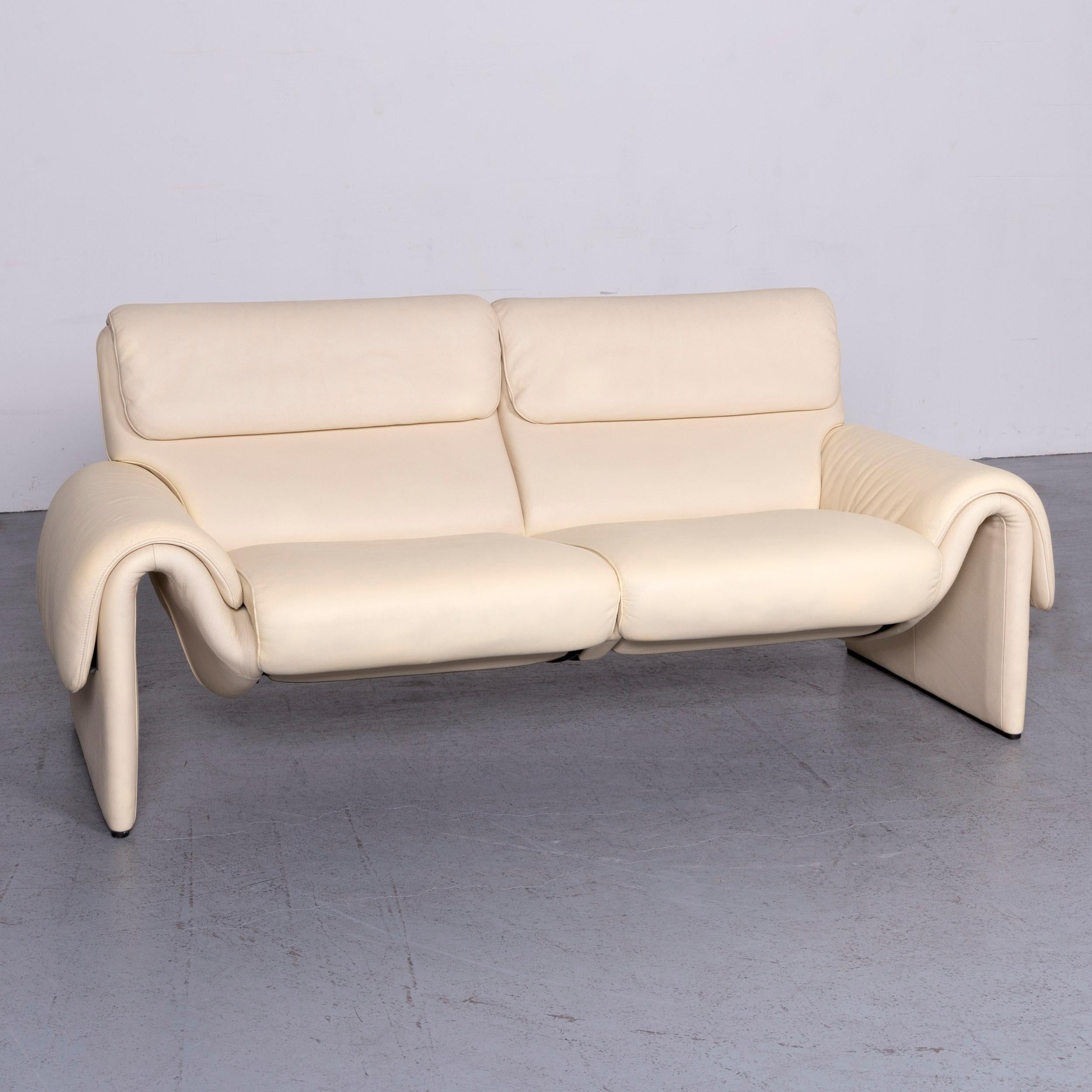 We bring to you a De Sede DS 2000 designer sofa crème leather relax function couch.