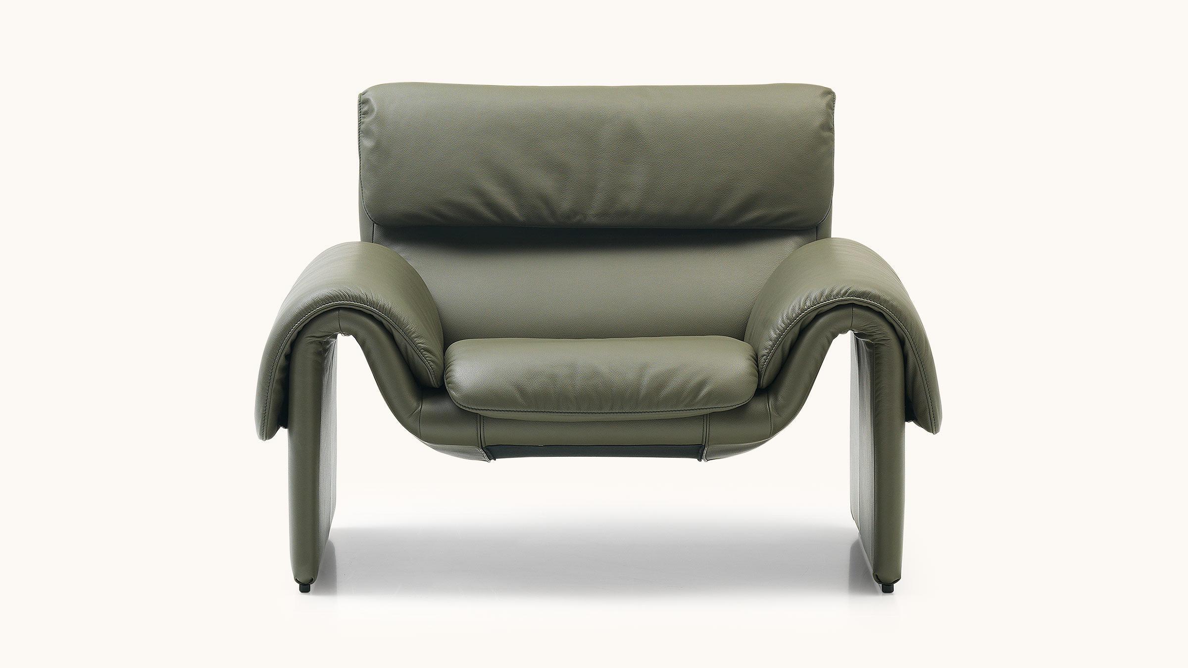 Mit ihren fließenden, geschwungenen Formen wirkt die DS-2011 kraftvoll und dynamisch, wo andere Möbel bereits im Schlafmodus sind. Die optische Leichtigkeit und die moderne, lässige Eleganz unterstreichen den zeitlosen Look, der das DS-2011 zu einem