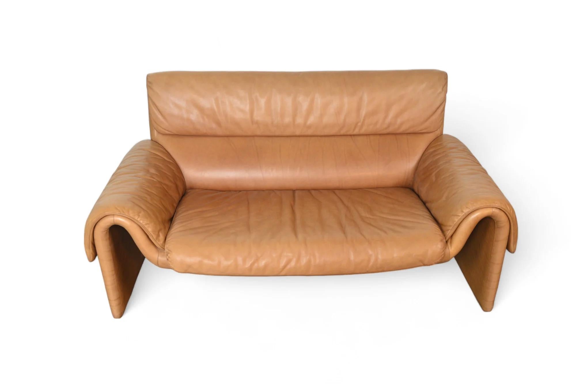 Origin: Switzerland
Designer: Unknown
Manufacturer: De Sede
Era: 1970s
Materials: Leather
Measurements: 61″ wide x 30″ deep x 31.5″ tall, Seat: 15
