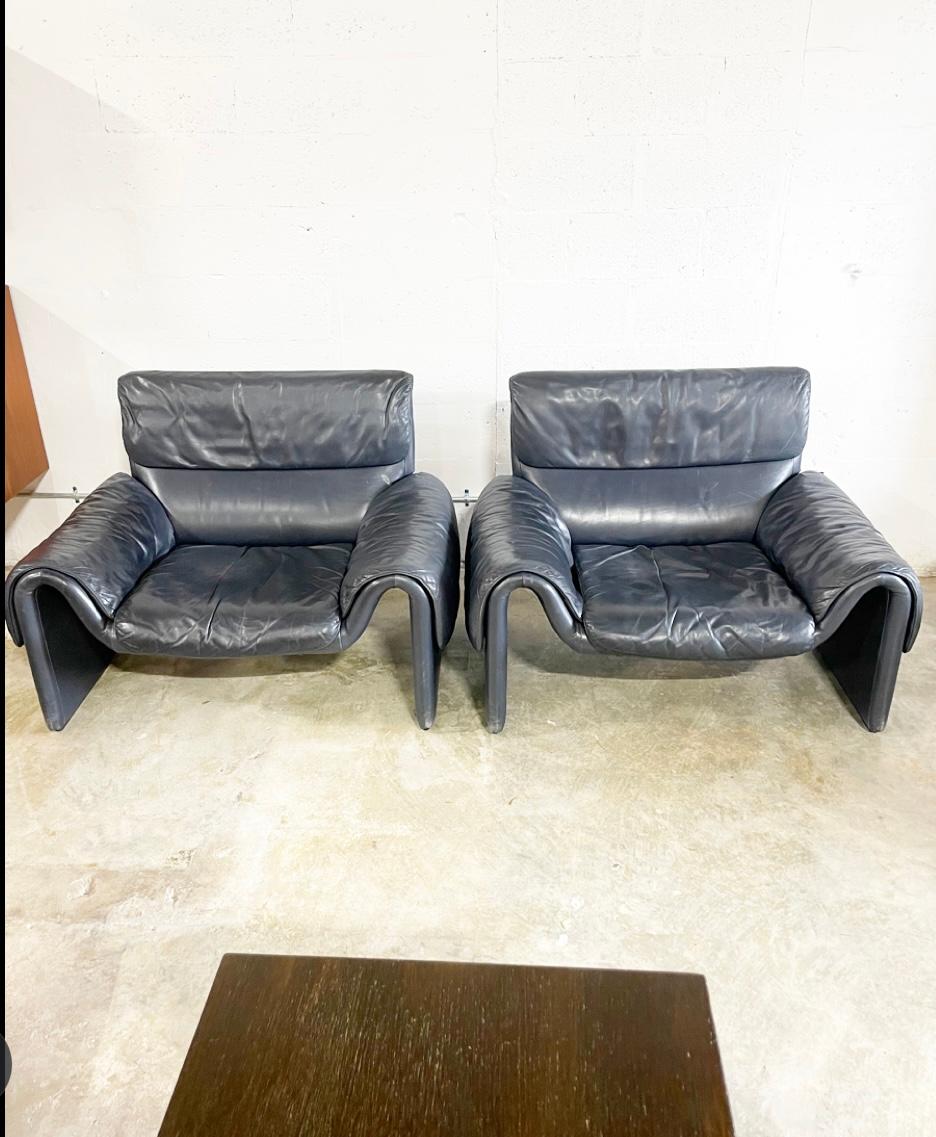 De Sede DS 2011 pair of lounge chairs in original dark blue leather. Super sofy and comfy. Matching loveseat sofa available.