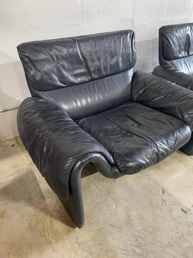 De Sede DS 2011 Pair Lounge Chairs in Dark Blue Leather In Good Condition For Sale In Fort Lauderdale, FL