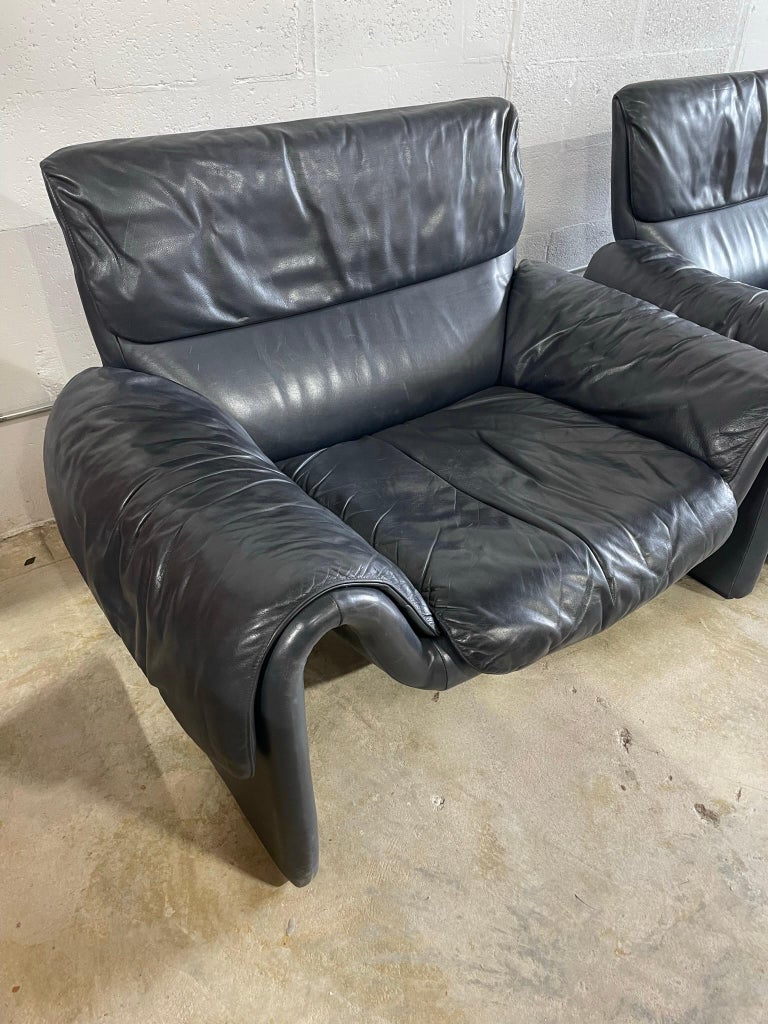 Late 20th Century De Sede DS 2011 Pair Lounge Chairs in Dark Blue Leather For Sale